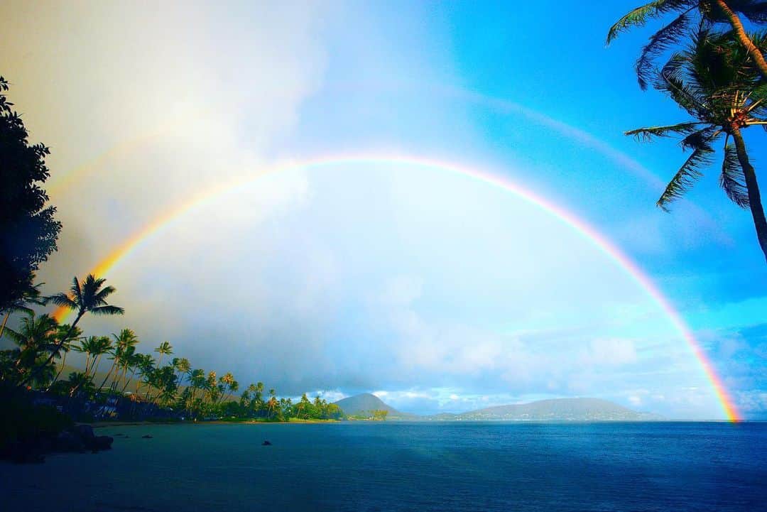 Instagenic Hawaiiのインスタグラム：「Aloha!  今日は #立冬 です！  秋が極まり冬の気配が立ち始める頃です。今年はまだまだ暖かい地域も多いですが、暦の上では冬がやってきます❄️  この時期は太陽の光が弱くなり、朝夕など冷え込む日が増えるとされているので、暖かくしてお過ごしくださいね🌺  ハワイも雨季に入り、雨の後には虹がよく見られるようになります🌈  #ハワイ #立冬 #ハワイ州観光局 #アロハ #ハワイ気分 #ハワイ旅 #虹 #ハワイライフ」