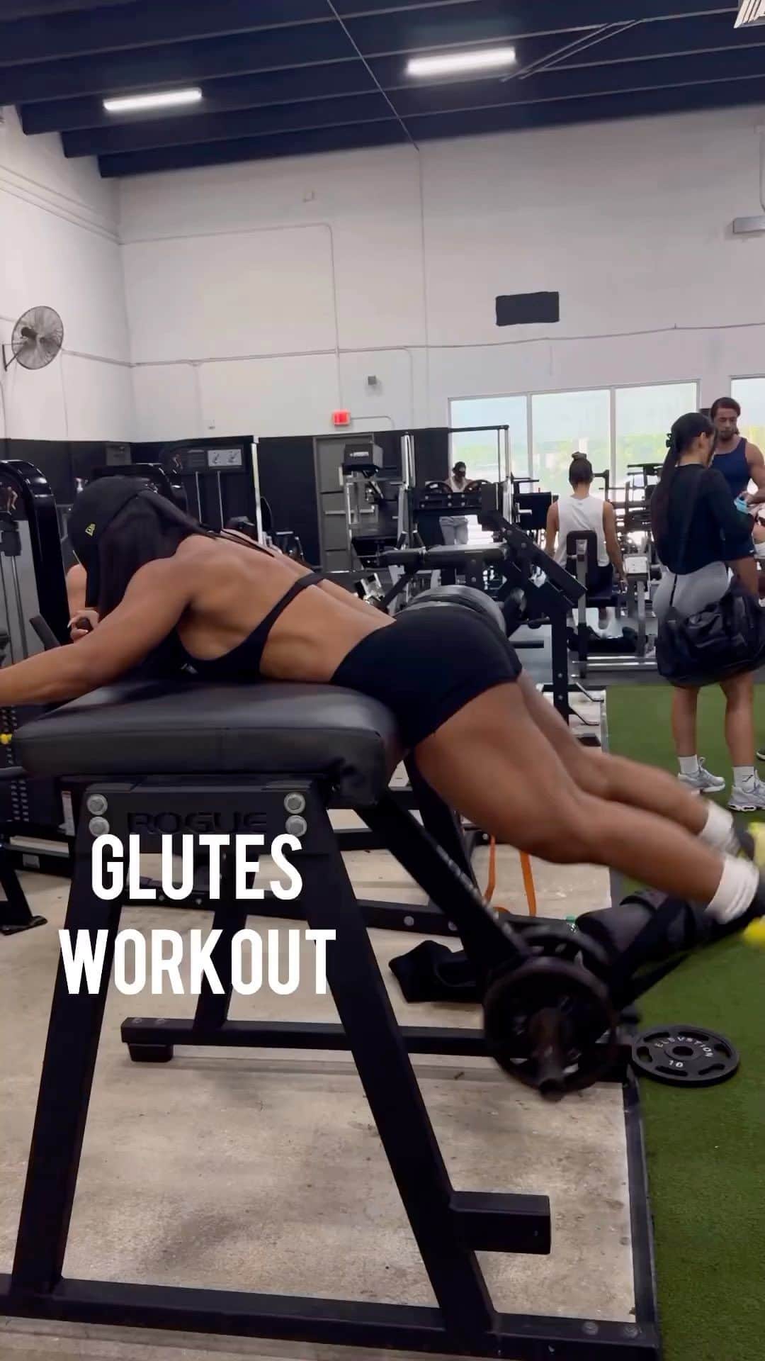 Squatsのインスタグラム：「Glutes Workout!🍑 @yarishna  #squats #glutes #fitnessreels」