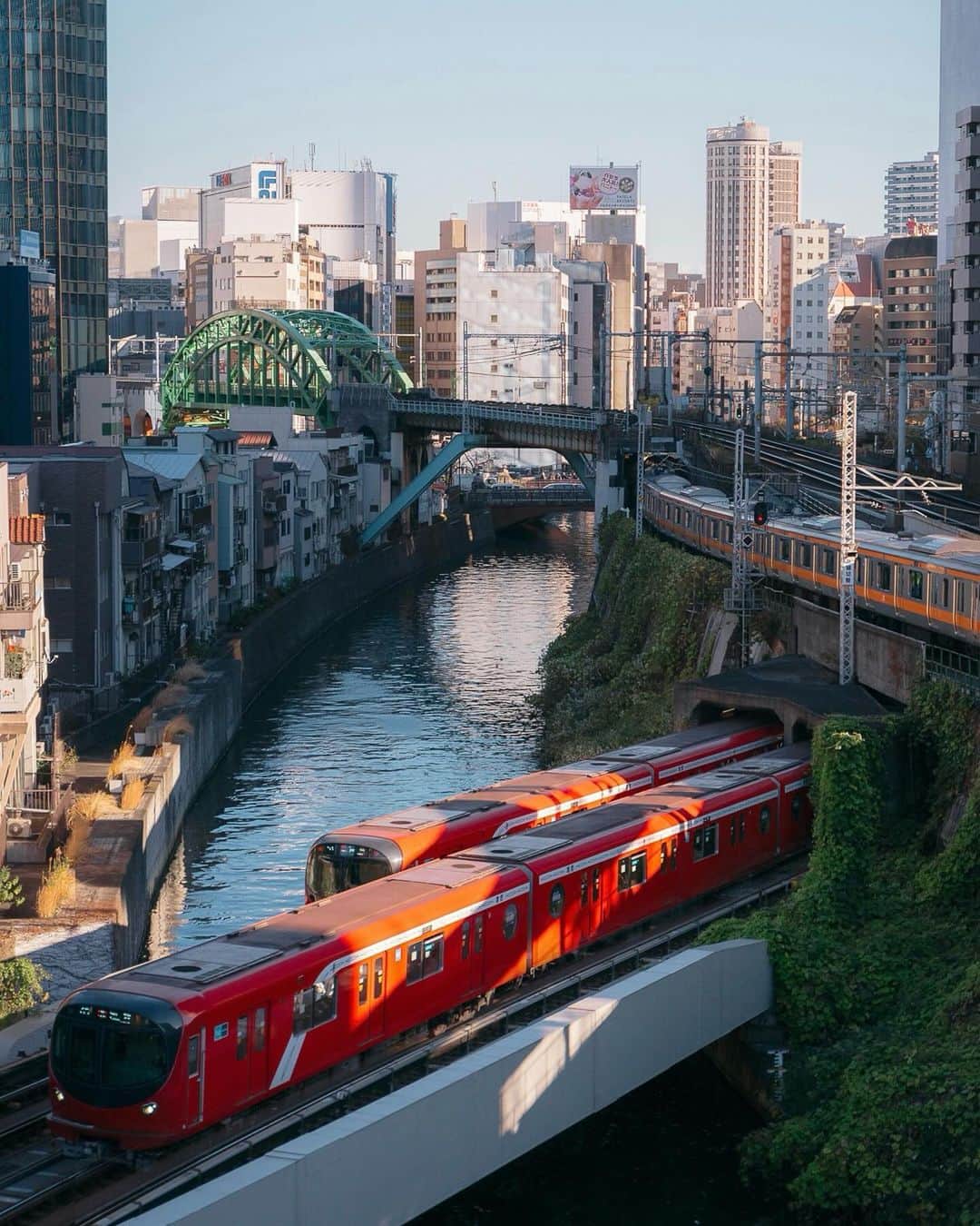 のインスタグラム：「Photo by @kevouthere 🇯🇵 Tokyo is a city of surprises — ancient temples are nestled among modern skyscrapers, and you're just as likely to see someone wearing a cosplay costume as you are to see someone dressed in a traditional kimono. Check out our travel guide at the link in bio.」