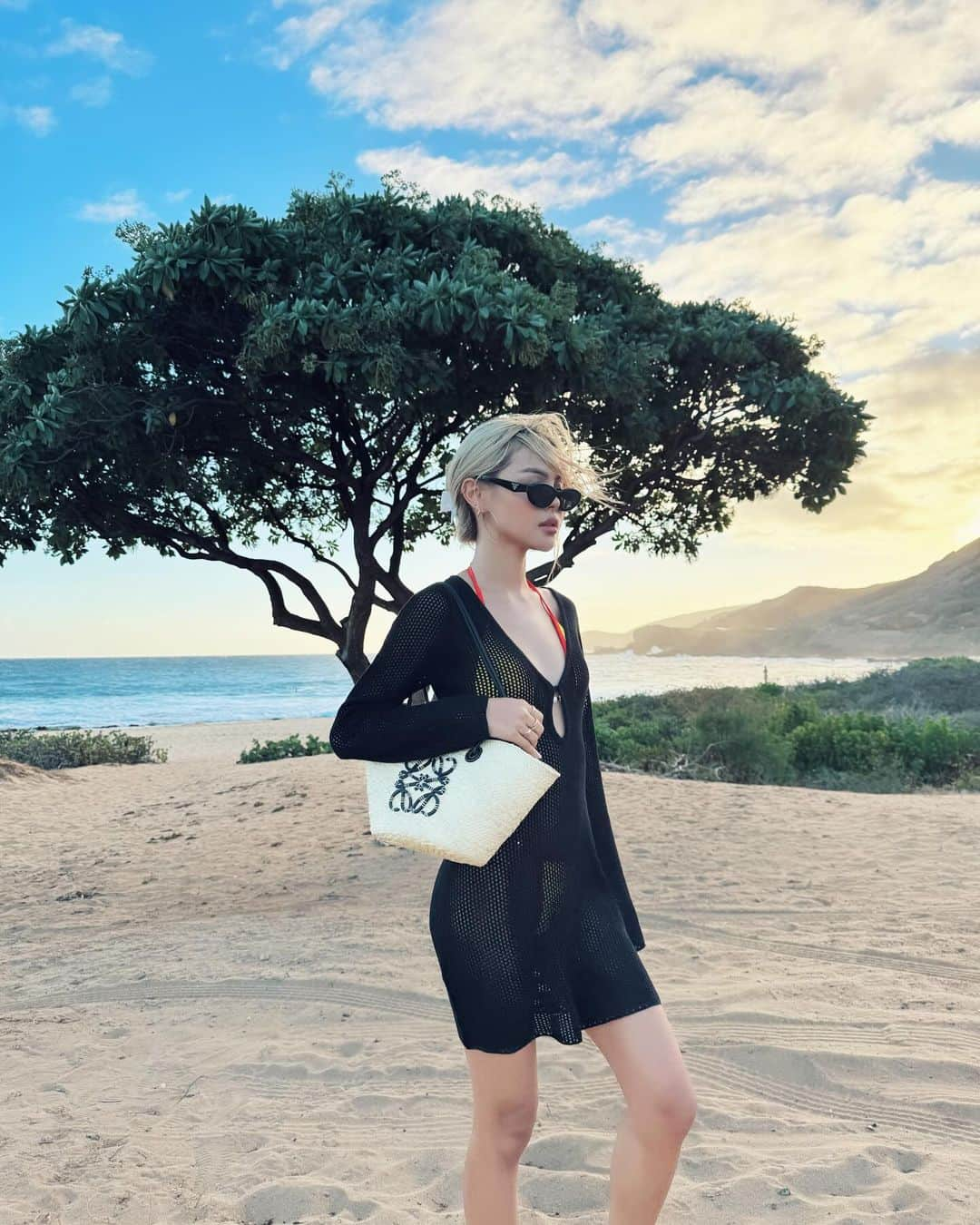 リリーマイマックのインスタグラム：「Vacation wear 🖤 @venroy」