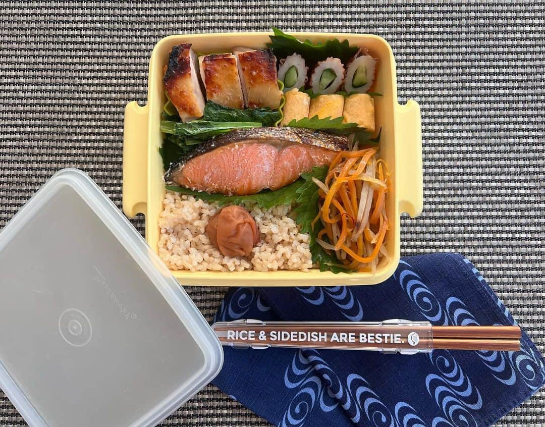 駒田奈美のインスタグラム：「・ ・ ・ 『お弁当』 ・ ・ 今日は焼き鮭弁当 ・ ・ 鳥の照り焼きとちくわ胡瓜、玉子焼きと きんぴらごぼう、小松菜の炒め物も一緒に ・ ・ 今日は秋晴れの千葉 良いお天気です♪ ・ ・ それでは 今日も元気にいってらっしゃい！ ・ ・ ・ #駒田奈美#モデル#美魔女#アラフィフ#お弁当#お弁当おかず #お弁当記録 #お弁当レシピ #お弁当作り楽しもう部 #おべんとう #おべんたぐらむ #おべんとう記録 #おべんたー #おべんとう作り楽しもう部 #高校生#高校生弁当 #高校生男子#高校生お弁当」