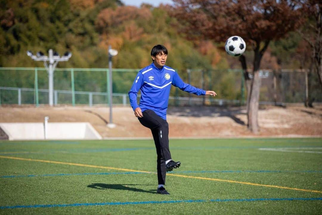 平井将生さんのインスタグラム写真 - (平井将生Instagram)「【引退してからのこと】  プロサッカー選手を引退してから、約２年が経ちました。  今は、愛知県岡崎市でサッカースクール等の事業を行っています。  最近はアパレル事業のほうもやり始めています。  現役時代は与えられた仕事をこなしていましたが、今は自分から仕事を作っていかないといけません。  そこにすごく難しさを感じているのが正直なところです。  とにかく思いついたことはチャレンジしてみる。  試行錯誤しながらやっていきたいと思います😊  また気ままに更新していきたいと思いますので、  現役時代と変わらず、少しでもいいので応援していただけると嬉しいです✨  #ガンバ大阪 #アルビレックス新潟 #アビスパ福岡 #ギラヴァンツ北九州 #マルヤス岡崎 #岡崎市 #徳島県出身 #フルオールサッカースクール #fonsrie #セカンドキャリア」11月8日 7時51分 - shoki_h14