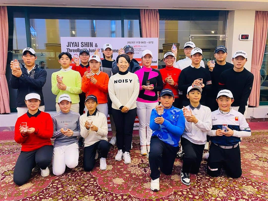 シン・ジエのインスタグラム：「올해로 9년째를 맞이한  Jiyai Shin & Three Bond Junior Tournament를 무사히 마쳤습니다. 꿈이 있는 아이들의 모습과 마음에 매번 감동을 받습니다. 여러분의 꿈을 향해 나아가는 과정에 함께 할 수 있어 너무나 기쁩니다. 고마워요. 여러분의 꿈이 이루어지고 또 더 큰 꿈을 키워 나갈 수 있도록  저 역시 꿈을 위해 노력하고 나아가겠습니다.  힘써주신 많은분들에게 진심으로 감사드립니다.」