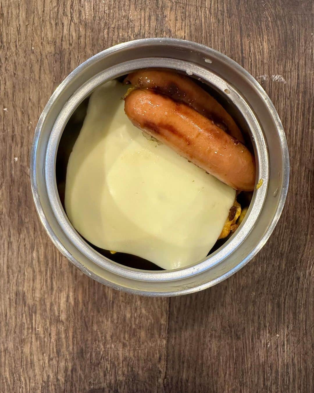 栗原友さんのインスタグラム写真 - (栗原友Instagram)「#クリトモの娘弁当 見た目よくわからないけど、中には青のりをまぶしたバターたっぷりのベイクドポテトを卵で和えたものが入っています。その上にとけるチーズを被せました。サイドにはおシャウ。 このジャガイモは北海道の @m.yhht 森農場さんのジャガイモ【カムイ】。もうね、ホックホクでジャガイモの味が濃くて最高なんですよ。 一度蒸したものを潰して、フライパンを使ってローストして　@seaveges の青のりをかけました。そこまではお店の賄い。うちのスタッフにも大好評です。」11月8日 7時55分 - kuri__tomo