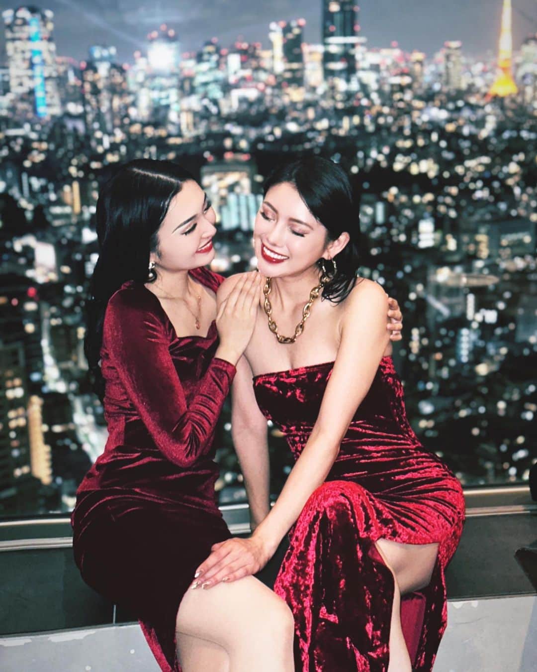 嘉瀬美月さんのインスタグラム写真 - (嘉瀬美月Instagram)「⁡ ⁡ ┈┈┈┈┈┈┈┈┈┈┈┈┈┈┈┈┈┈┈┈ ⁡ ⁡ ⁡ ⁡ 双子の妹りかちゃんとDinner🥂 ⁡ 恵比寿ガーデンプレイス39階にある @longraintokyo へ。 ⁡ 東京タワーの見える窓側の素敵な席で りかちゃんの嬉しい報告聞けてよかった❤️ ⁡ ⁡ ⁡ タイ料理にアレンジの加わったオシャレなメニュー。 ⁡ ミスコン女子2人には嬉しいヘルシーフード🤣 量も1品づつがちょうどいい量で良かった。 ⁡ ⁡ バタフライピーで炊いたブルーのご飯、 クセもなく美味しかった〜！！！ ⁡ 周りにはデートや記念日で利用されている方が多かったよ❤️ ⁡ 私たちは安定のガールズナイト🌟 女子会ってやっぱり楽しい🤣🤣🤣 ⁡ ⁡ ちなみに、前日に服どうする〜？ って言って合わせられるのすごくない？笑 ⁡ ⁡ ⁡ ⁡ ⁡ ⁡ #longrain #恵比寿ディナー #タイ料理  #恵比寿グルメ #PR #ロングレインPR投稿 #恵比寿ガーデンプレイス #恵比寿デート #恵比寿レストラン #夜景の見える店 #東京タワーの見える店 #女子会ディナー #双子コーデ #ミスコン女子 #双子 ⁡ ⁡ ⁡ ┈┈┈┈┈┈┈┈┈┈┈┈┈┈┈┈┈┈┈┈」11月8日 7時59分 - meeeeetamm