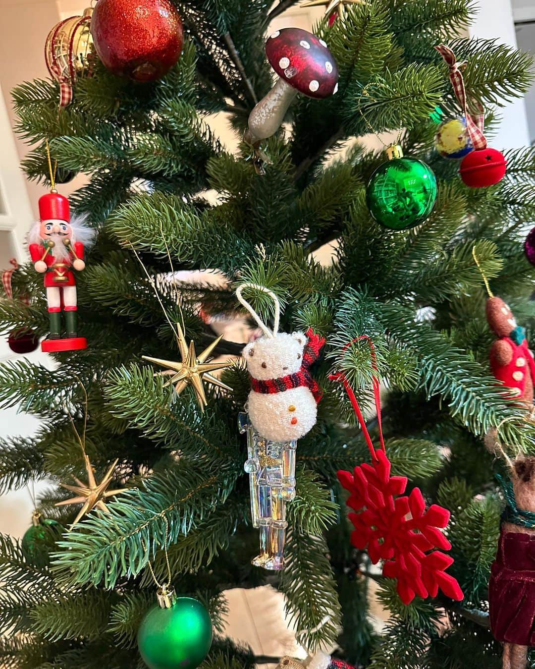 のインスタグラム：「子どものリクエストで、我が家はもうクリスマス仕様🎄 実家に探しに行ったのは、私が子供だった頃のオーナメント数々（写真スワイプして2枚目）。古き良き味わいがありますね。 ツリーには、新しく我が子のために買い足したもの、友人たちからのヨーロッパ土産などとMIX。　よく見ると、可笑しなものまで飾られて🌟 楽しいクリスマスまであと2カ月ですね🎅✨」