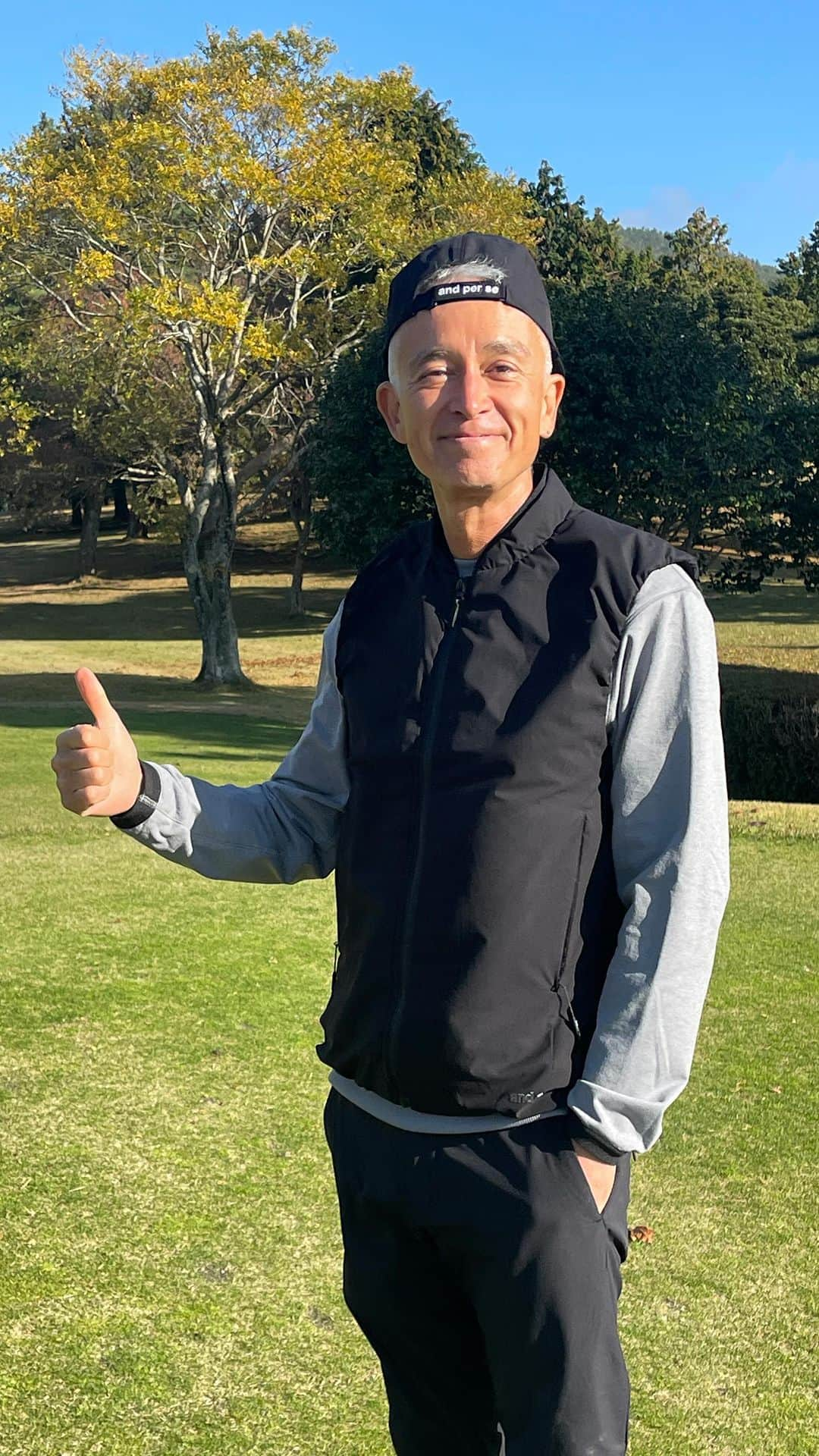 マーク・パンサーのインスタグラム：「OBSラジオ『JOY TO THE OITA+』のゴルフコンペ始球式⛳️ケイコさんめちゃ調子良さそうですが…1ホール目の1打目はチョロってましたww どんまい！頑張っていこう👍」