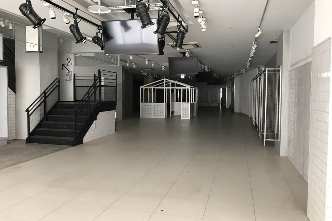 SHOPCOUNTERのインスタグラム：「【キュープラザ原宿／明治神宮前駅1分】大型のポップアップイベントや展示会などに最適な明治通りに面するイベントスペース   エリア：東京都渋谷区 料金：全日770,000円/日～ URL：https://shopcounter.jp/spaces/r28Ml7   興味のある方は、プロフィール欄の【SHOPCOUNTER】 から「明治神宮前駅」で検索してみてください😊  ーーーーーーーーーーーーー SHOPCOUNTERではポップアップストア/展示会/催事など「短期でイベントの開催や出店が可能なスペース」の検索＆予約が可能🙌 アカウント作成(無料)をすると、メルマガでキャンペーン情報や会員様限定でスペースのご紹介を行っています♪ スペース探し＆ご予約はプロフィールのURLからお願いします☆ →@shopcounter_official   #出店者募集  #ポップアップ #ポップアップストア #ポップアップショップ #展示会 #催事 #レンタルスペース #ギャラリー #イベント #イベントスペース #期間限定ショップ #展示会 #キュープラザ原宿 #貸しギャラリー #貸しスタジオ #路面店 #路面スペース #不動産  #shopcounter #popup #popupstore #popupshop #exhibition #event #rentalspace #eventspace #shopcounter #studio #gallery」