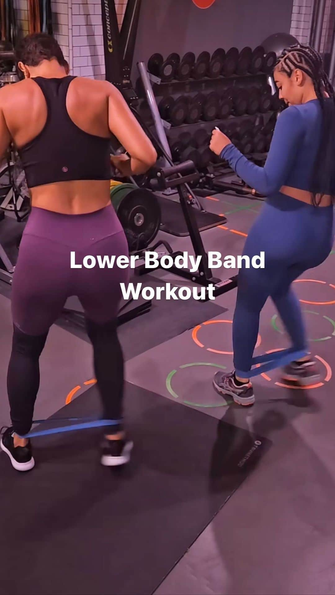 ニコール・ミッチェル・マーフィーのインスタグラム：「Today's lower body workout was no joke! We wrapped up with a killer band finisher, and their glutes were on fire 🔥🔥.   If l👀ks could kill, Nikki would have taken me out at one point! 😂 They might not have appreciated it at the moment, but they'll thank me later. 🤷🏽‍♀️🙌🏽   #LegDayIntensity #GluteGains #HealthyLifestyle  #NicoleMurphy #MariV #LegDay #BootyBurn #FitOver50 #FitAtAnyAge」