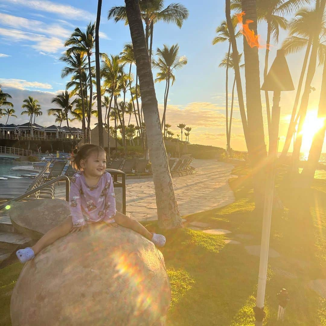 黒木なつみさんのインスタグラム写真 - (黒木なつみInstagram)「4年ぶりのハワイ🌴 オアフ島では従兄弟や仲良しロコfriendsに会えて ハワイ島ではママ友でもあり、昔からお友達で子供たちが同級生ファミリーとまったりハワイ島最高だった🌈  最後にこんなに綺麗な夕陽が見れて大満足🫶🧡」11月8日 20時35分 - natsumi0086