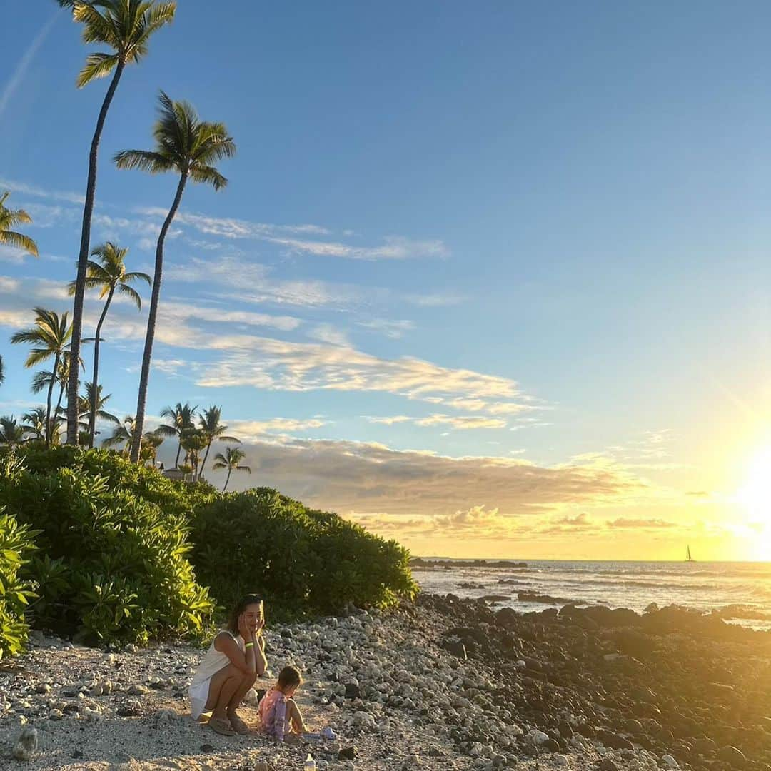 黒木なつみさんのインスタグラム写真 - (黒木なつみInstagram)「4年ぶりのハワイ🌴 オアフ島では従兄弟や仲良しロコfriendsに会えて ハワイ島ではママ友でもあり、昔からお友達で子供たちが同級生ファミリーとまったりハワイ島最高だった🌈  最後にこんなに綺麗な夕陽が見れて大満足🫶🧡」11月8日 20時35分 - natsumi0086