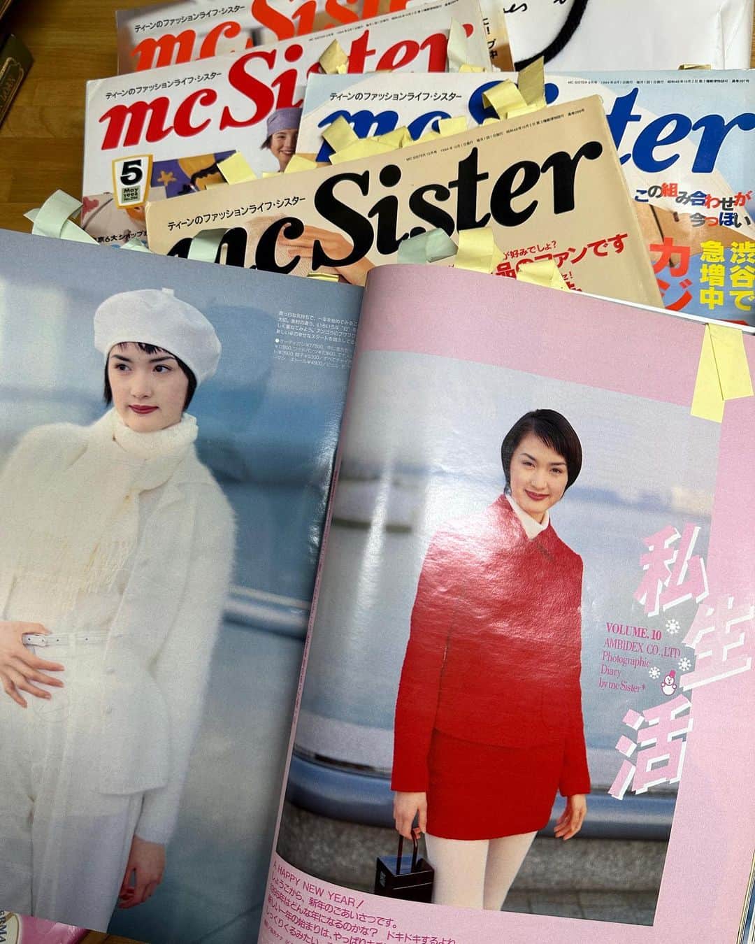 のインスタグラム：「去年もこの日に投稿しましたが📝30年前に私が雑誌mc Sisterモデルとしてデビューした日で、密かに、私の2つ目の誕生日だと思っています🎂 (本当の誕生日は12月)  ちょうど先日、実家に山積みにされた当時の雑誌を見つけて、懐かしく見ていました。 十代の私が「モデルになりたい」と言った時に、両親に大反対され（心配だったのでしょうね☺️）、編集部や事務所の大人たちが次々と説得しに来てくれたことを、懐かしくも鮮明に思い出します。 今、山積みにされた雑誌を見ると、その全ての私が載っているページに細かく付箋が貼られていました（写真1枚目参照）。当時、今の私の年齢だった両親も、きっと毎月発売を楽しみにしていてくれたのでしょうね。  結果、あれから今も私はファッション業界に30年と、なが〜く居る人生になりましたが、青春時代を一緒に過ごしたモデル達や、今も心通わせる編集部のお姉さま方、仲良しのヘアメイクさんカメラマンさんたち、今も仕事で会ったりして、仕事を一途に続けることの意味、ファッションへの想いの強さ、そんな皆の純粋さを感じるのです。  私の2つ目の誕生日は、誰にもお祝いされるものではないけれど、私にとっては今の私を形成する始まりだったことを思うと、これからも人生を見つめ直すきっかけの日にして、自分にこっそりエールを送って行きたいです🥂」