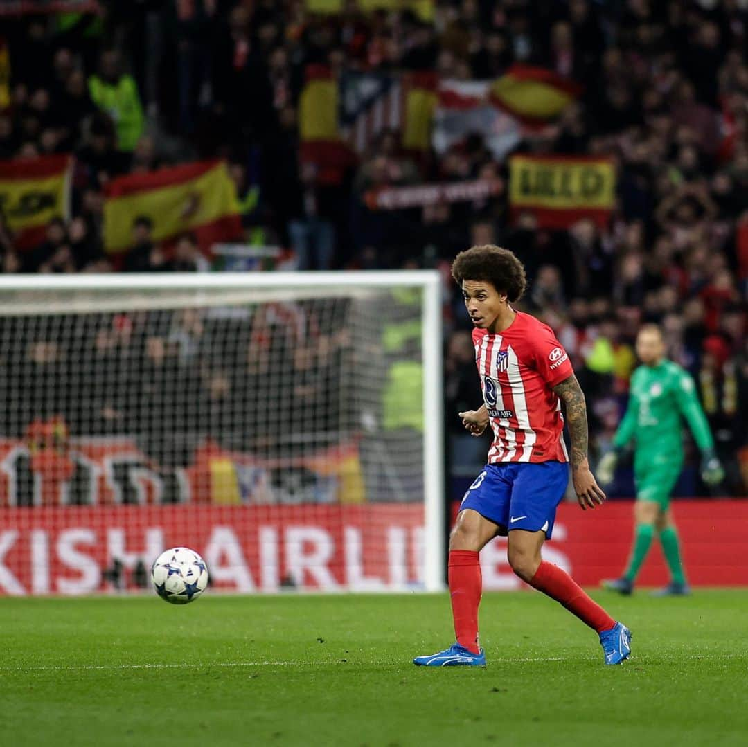 アクセル・ヴィツェルのインスタグラム：「Special night at the Metropolitano in the @championsleague 💫 Goodnight Atléticos see you again on Sunday ❤️🤍 #UCL #AùpaAtleti」