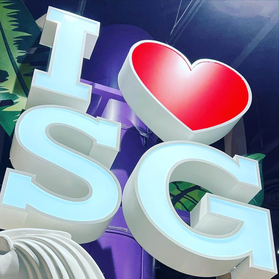植田朝日のインスタグラム：「🇸🇬🇸🇬🇸🇬  バイバイ シンガポール👋  今回は、ほとんど時間がなかったけど、どんどん綺麗になって、どんどん発展して行ってる国。  10数年前は何をするにも、日本より安いし、日本の方が上な感じがしたけど、今は・・・って感じだもんね。。。  物価が高すぎて貧乏人は気安く遊べません。  と言うことで、のびのび出来そうな国に向かいます。笑  #サッカー旅 #朝日旅 #FooTravelleR #シンガポール」
