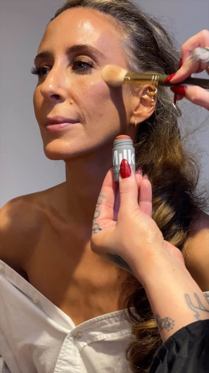 Milk Makeupのインスタグラム：「@marahoffman (she/her) hit the @cfda Fashion Awards red carpet with a face full of #MilkMakeup 🌹   The CFDA Award winner’s look, created by Milk Makeup Director of Artistry @wrentar, is glowing, polished, and long-lasting. It’s got an effortless vibe—like she just stepped off the beach and into a dress—but it’s done with our products formulated to stay put all night 💯   Huge congratulations to #MaraHoffman for winning the 2023 Environmental Sustainability Award 🖤   Product Breakdown ⬇️ ✨ Skin Prep using Vegan Milk Moisturizer ✨ Eyes: Hydro Grip Eye Primer, Color Chalk in Double Dutch, Infinity Eyeliner in Limitless, RISE Waterproof Mascara ✨ Brows: KUSH Brow Shadow Stick in Dutch with KUSH Brow Lamination Gel  ✨ Future Fluid Concealer in 15NW mixed with Bionic Glow in Reality  ✨ Pore Eclipse Powder in Medium ✨ Lip + Cheek in Enigma on cheeks ✨ Lip is Enigma Lip + Cheek with Odyssey Lip Oil Gloss in Quest ✨ Pore Eclipse Setting Spray」