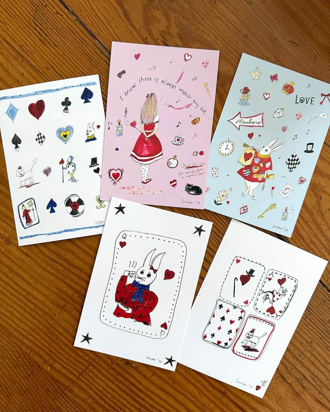SHOKOさんのインスタグラム写真 - (SHOKOInstagram)「手紙を書いたり、貰ったり、幼い頃から「手紙」がとにかく大好きなので、自分のデザインで新しいポストカードを作るたびワクワクしています♥️ 新しいコレクションに合わせて制作した、不思議の国のアリスのポストカードセット🐰♣️♦️ WEBショップでも販売スタートしました→ @sforshoko」11月8日 8時16分 - shoko_london