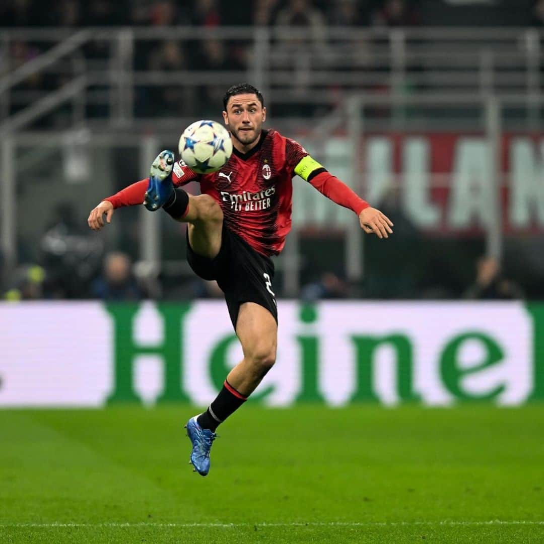 ダヴィデ・カラブリアさんのインスタグラム写真 - (ダヴィデ・カラブリアInstagram)「Notti da @acmilan 🇪🇺❤️🖤」11月8日 8時27分 - davidecalabria2