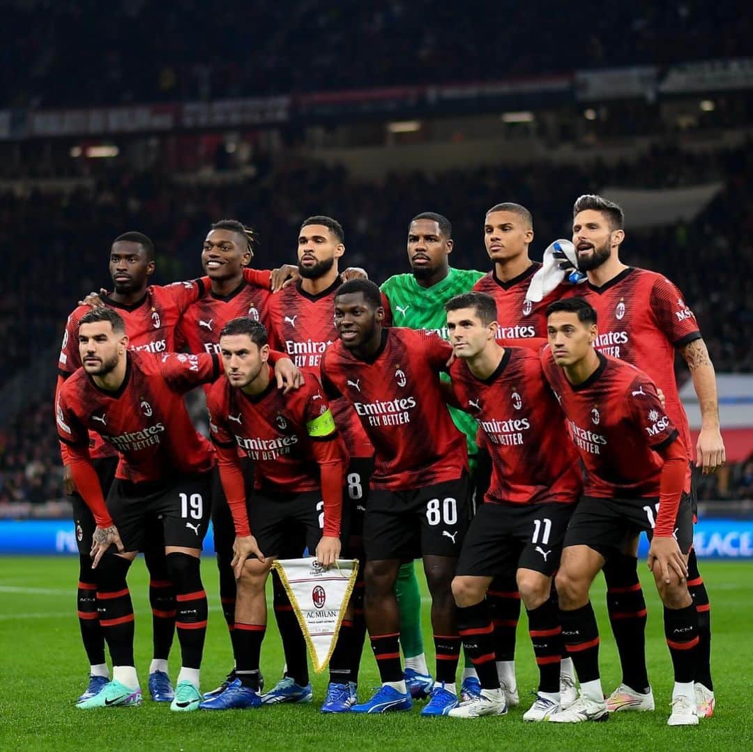 ダヴィデ・カラブリアさんのインスタグラム写真 - (ダヴィデ・カラブリアInstagram)「Notti da @acmilan 🇪🇺❤️🖤」11月8日 8時27分 - davidecalabria2
