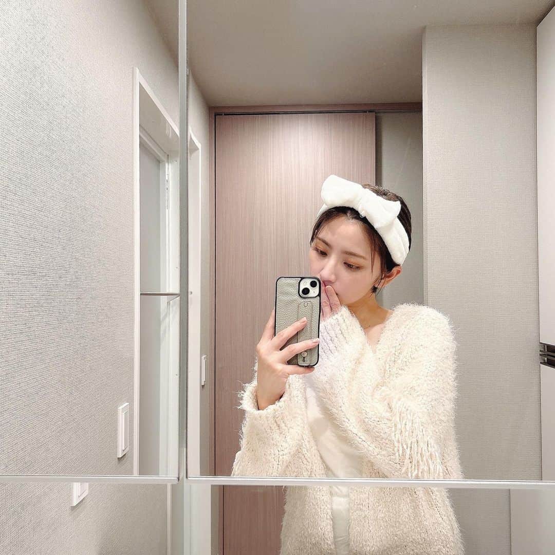 筒井愛実さんのインスタグラム写真 - (筒井愛実Instagram)「． \ ルルルンがリニューアル /  デイリーフェイスマスクとして大人気なルルルンがリニューアル＆新商品が誕生🥳 @lululun_jp  ☑︎ルルルンピュア エブリーズ（リニューアル） 乾燥している肌の水分量と保持力を高めてくれるパック⤴︎肌荒れを防ぐ美容成分も含まれてて、油水分のバランスを整えてくれる💆  ☑︎ルルルン ハイドラEXマスク（新商品） エクソソームや白玉グルタチオンなどが配合された、最先端医療からインスパイアされたエイジングケアマスク💃 肌にしっかり密着する素材のマスクシートで、エイジングの悩みへアプローチ。 くすみが気になるとき、透明感が欲しいときにピッタリ。保湿感もしっかり◎  ルルルンのマスクは化粧水なしで、洗顔後5〜10分置くだけでケア完了という忙しい日々の頼もしい味方🤝  どちらのマスクのシートも本当フッワフワもちもちの最高すぎる感触で肌あたりが最高なの.... すごいよ、ほんと、感動した🥺‼︎  美容液もめっちゃヒタヒタで、パック外した後もまだヒタヒタだから首や腕などにも塗ってる💪  これでプチプラって凄すぎるって...ありがとうございますルルルン様🙇‍♀️💘 ． #PR #ルルルン #デイリーマスク #パック #フェイスマスク #ママ美容 #時短美容 #スキンケア」11月8日 8時31分 - manamin_158cm