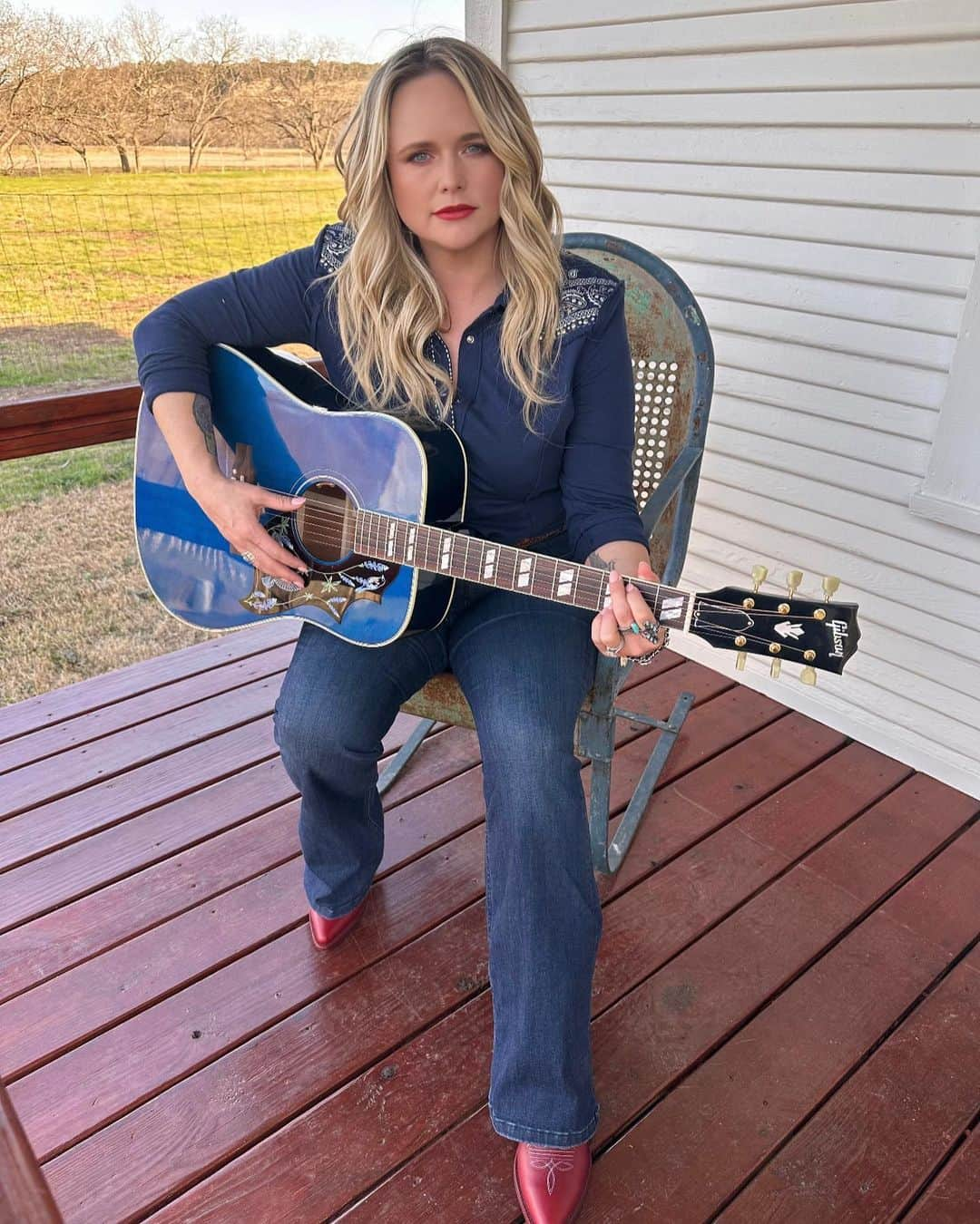 ミランダ・ランバートさんのインスタグラム写真 - (ミランダ・ランバートInstagram)「I’m a rhymer…💙🐦 @gibsoncustom」11月8日 8時39分 - mirandalambert