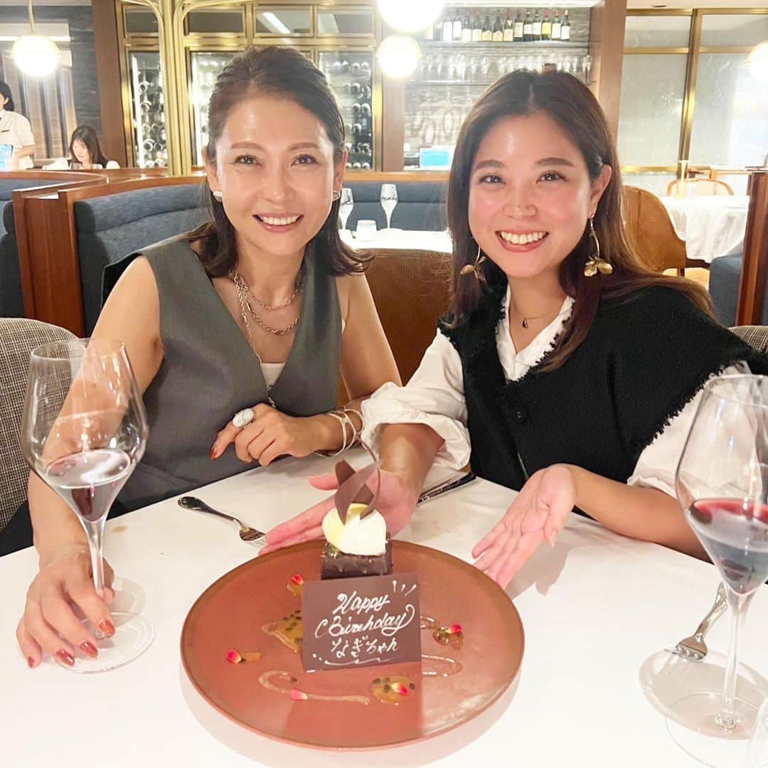 lady.junjunさんのインスタグラム写真 - (lady.junjunInstagram)「. 長女のお誕生日当日はこちらで🍽️ @halekulani_okinawa  . 2023.11.5 31歳になった長女㊗️ おめでとー✨ @7g1sa_okinawa   国際通りを歩いていると 娘のお友達に何人も会うし 一緒にご飯食べていると お友達から電話がかかってきたり… 沖縄で沢山のお友達が出来て、 先輩や会社の方々に お世話になっているんだなぁと安心しています。 沖縄の皆さん、感謝です🙏 ありがとうございます♡ . お留守番してくれていた パパ、さおちゃん 🐶🐱 ありがとうございました✨ . . #沖縄に来て5キロ太りましたが笑 #いまだにネイルもしないで爪をパチパチ切ります #happylife  #smile  #birthdaygirl  #birthday  #ハレクラニ沖縄  #キングダム #31 #沖縄 #okinawa」11月8日 8時40分 - lady.junjun