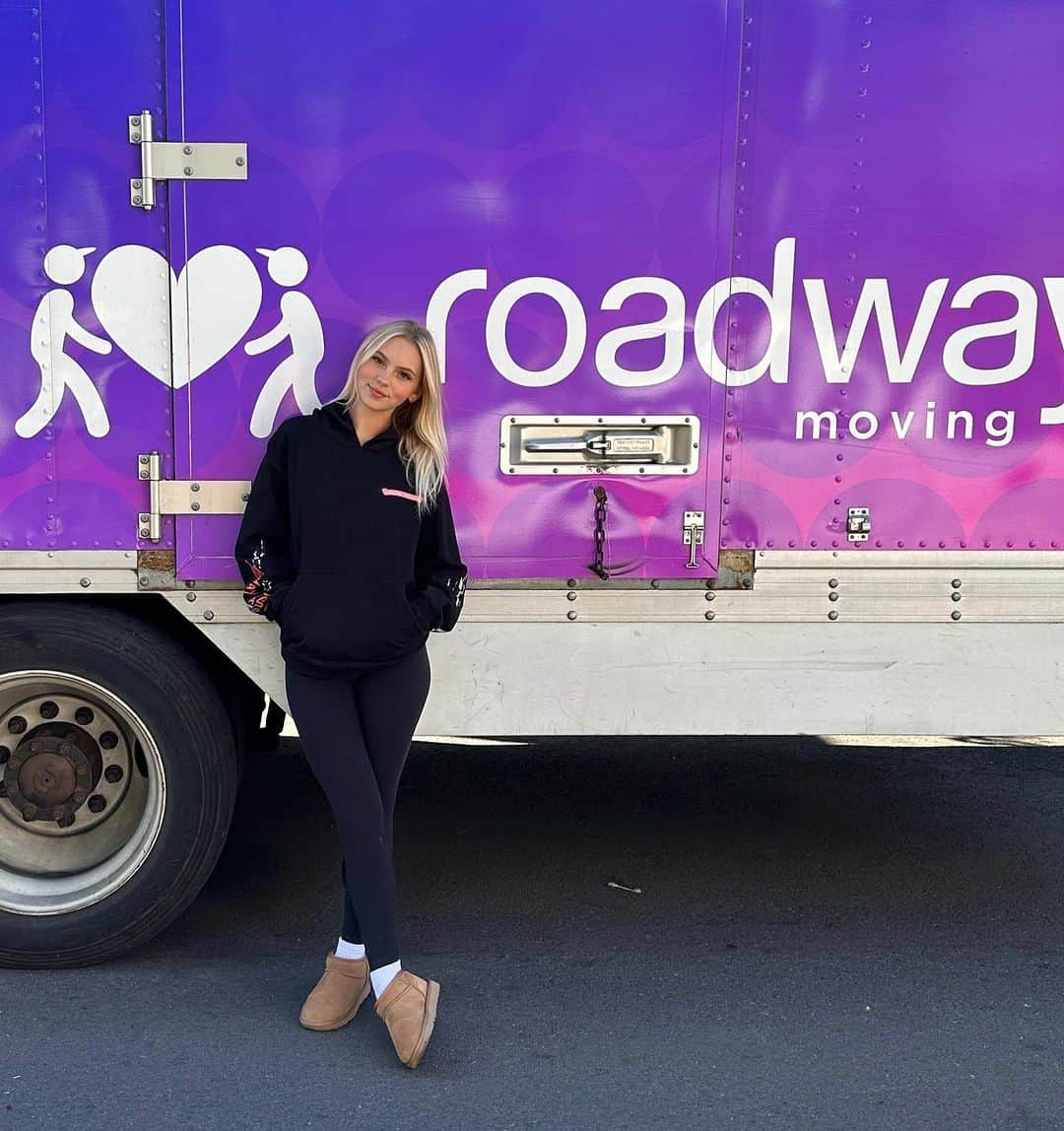 ジョーディン・ジョーンズのインスタグラム：「small girl ~ big truck @roadwaymoving」