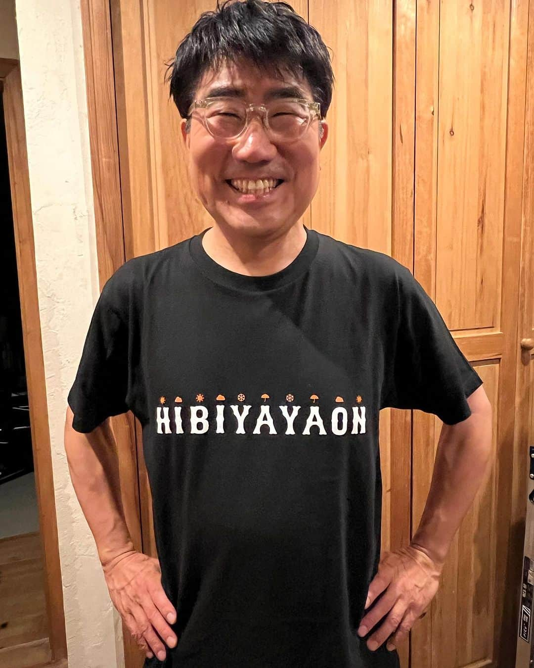 亀田誠治のインスタグラム：「めちゃくちゃ運気が上がる野音💯周年のTシャツです！買ってね！やわらかな着心地最高やし、背番号💯で自己肯定感も💯倍アップ⤴️ 写真は、勇気💯倍 #亀ちゃん マンです🐢ぜひお買い求めください。  https://official-goods-store.jp/yaon100/」