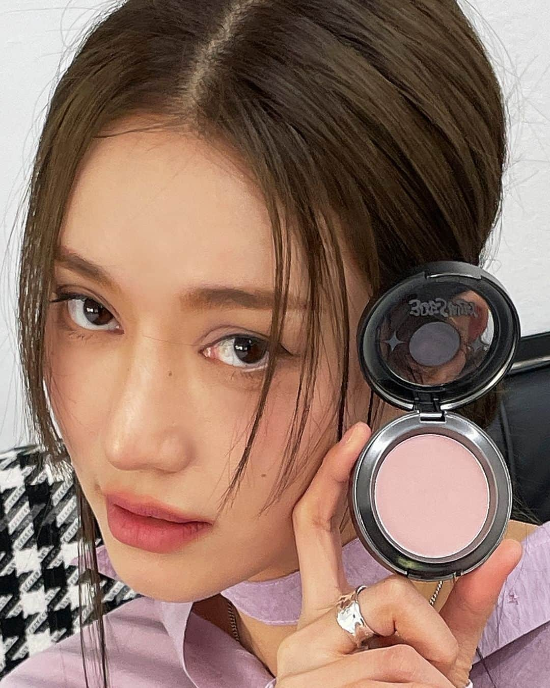 Official STYLENANDAさんのインスタグラム写真 - (Official STYLENANDAInstagram)「오묘한 쿨 애쉬 핑크 컬러의 3CE FACE BLUSH (# KINDA SHY) 실 발색 엿보기 👀🫧  #3CE #3CESTYLENANDA #3CE스타일난다 #MUTEYOURCOOL #3CE애쉬라벤더에디션 #MAKEUP #3CEFACEBLUSH #3CEBLUSH #KINDASHY」11月8日 9時00分 - houseof3ce