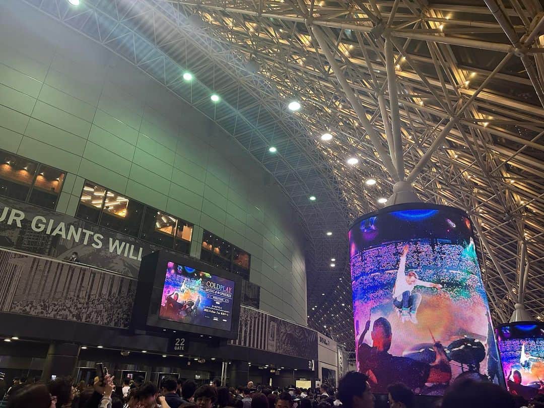 古城優奈のインスタグラム：「お誘いいただいてColdplayさんのLIVEに行ってきました🥹🙌🏻  最高だった😭 前座はYOASOBIさん、めちゃ豪華でした👏🏻  #coldplay #東京ドーム #live #yoasobi」