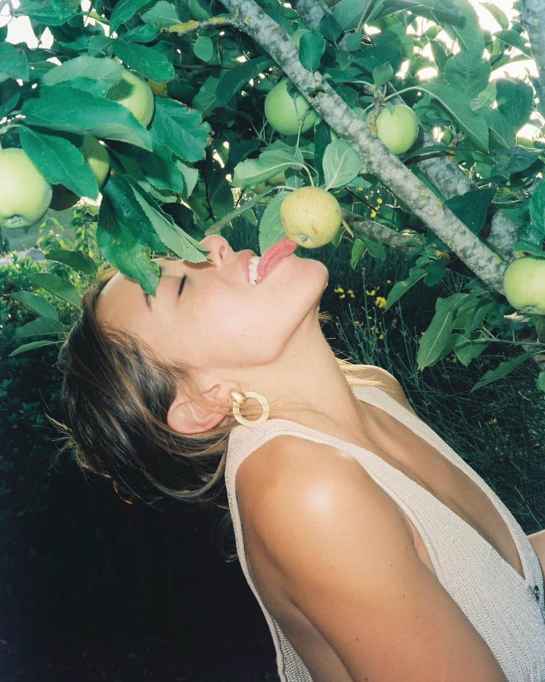 クロエ・ベネットのインスタグラム：「apple licking season」