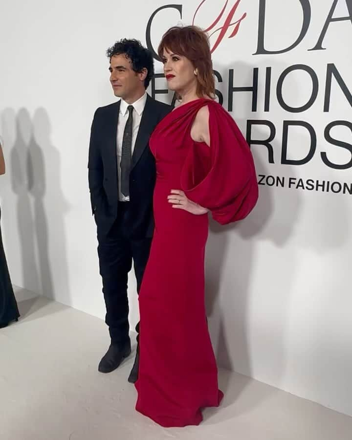 ザックポーゼンのインスタグラム：「The @cfda Awards, just felt right last night♥️! Good energy, community,  celebrating creativity in American fashion.  @mollyringwald is a dream date and friend, loved speaking to so many emerging designers, had a blast presenting with @melton , and thank u and congratulations to all the nominees and award recipients, especially  @thealinacho on her very well deserved media award, thank you to Alina & @genesishousenyc for hosting our table.」