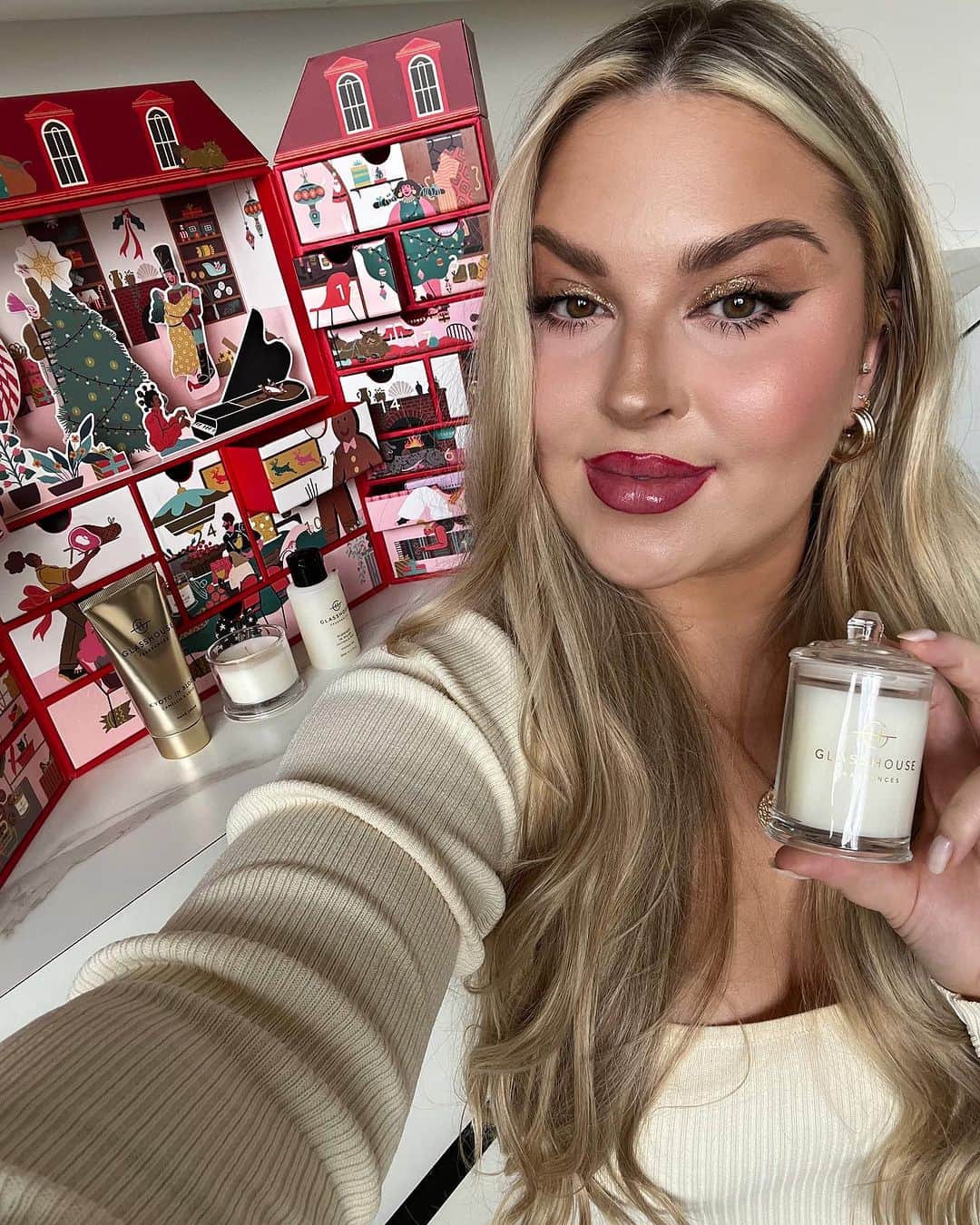Shannonのインスタグラム：「AD every year I look forward to seeing what magic @glasshousefragrances will release for the holiday season, and this year did not disappoint! Glasshouse Fragrances is a brand I always love to gift to my loved ones... the packaging is just to die for, and the scents are always perfection 🥰 This years limited edition Advent Calendar is a highlight for sure - featuring 24 windows with delicious smelling favourites behind them... from candles to shower gels, home and body fragrances, hand creams and more! 🎄 PLUS this is random but I've decided I want to repurpose the boxes in the future for an advent calendar for Porter! It’s such a solid quality and the windows are the perfect size for cute toys and choccies! So keep that in mind as well when you purchase 💗 #GFHoliday」