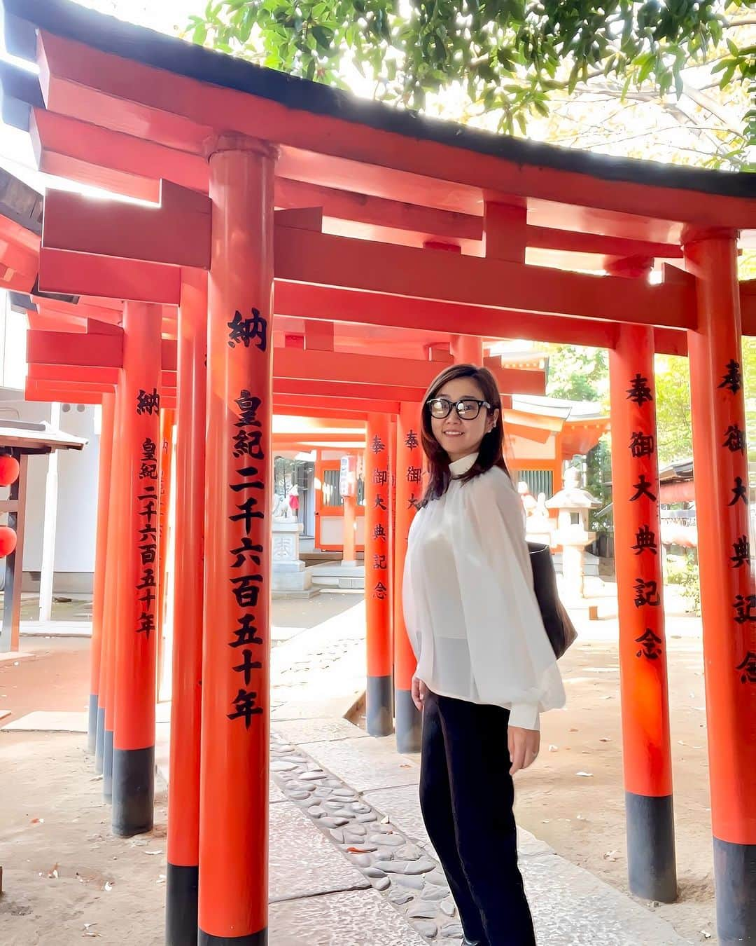 吉永愛のインスタグラム：「渋谷とは思えない静かなところでした⛩️ 豊栄稲荷神社と金王八幡宮は隣接しています。御朱印は金王八幡宮でいただけますよ。 #豊栄稲荷神社 #金王八幡宮  #渋谷 #神社巡り #御朱印 #御朱印巡り #金運 #パワースポット #愛love御朱印⛩」