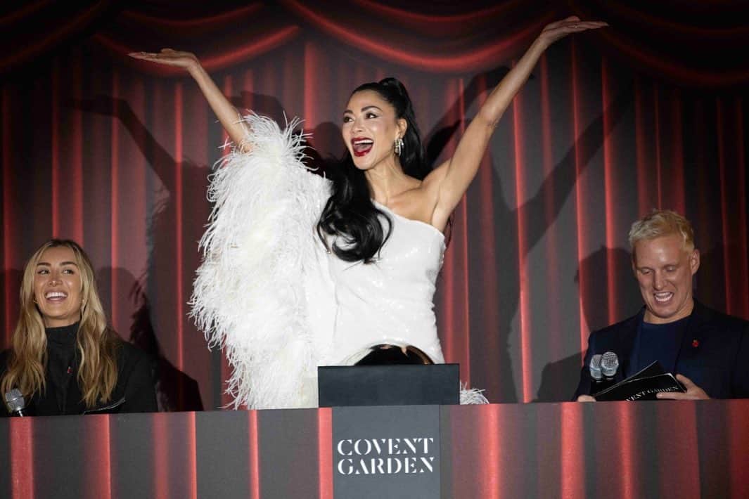 ニコール・シャージンガーのインスタグラム：「Christmas cheer has arrived, it’s time to believe! Thank you to everyone who helped me switch on the @coventgardenldn Christmas lights!🎄💫⛄️  #thecountdownison #ad」