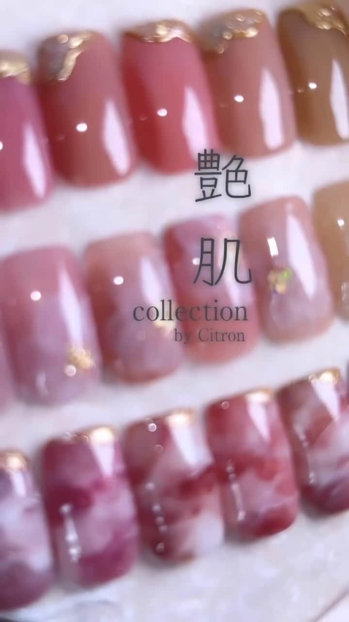 initygel_officialのインスタグラム：「INITY・艶肌コレクション ♡  TOKYO NAIL EXPO Debut   INITY × citron @citron.nail   濡れたような艶めきを爪先に🤍 肌を美しく魅せるこだわりぬいた6色です。  この度、INITYのカラージェルを プロデュースさせていただきました。  圧倒的な攻めの姿勢HBAZさんと真逆な 「守りのINITYカラー」 華やかなアイテムを陰で支える存在でありたい。  こころをこめてお届けします  長井社長より 「スキンコレクションの後継となる 息の長い定番色を。」と ご指示いただいて わたしなりに、こだわりを詰め込んで 調色させていただきました。 INITYでカラーが作れる。 INITYオタク冥利に尽きます、 ありがとうございました。  🤍  幅広い年齢層、様々な肌色に合うように カラー顔料から白さを極限まで抜いて 肌から浮かないように 徹底的に調整をしています。  アート例など使い方は追って投稿しますね。  🤍  TH-01S 薄桜 儚げで上品なピンクグレージュ  TH-02S撫子 可愛らしく艶やかなくすみピンク  TH-03S香染 温もりを感じるヌードブラウン  TH-04S桃花 健康的に血色を彩るピーチベージュ  TH-05S胡桃　 肌に溶け込むグレイッシュブラウン  TH-06S梨子 肌に興染む抜け感のあるトープベージュ  ［発売日］ ネイルエキスポ先行販売 11月28日一般発売予定  ［容量］ 3ml  ［価格］ 定価1,617円 (税込) #9-80  #pr#INITY」