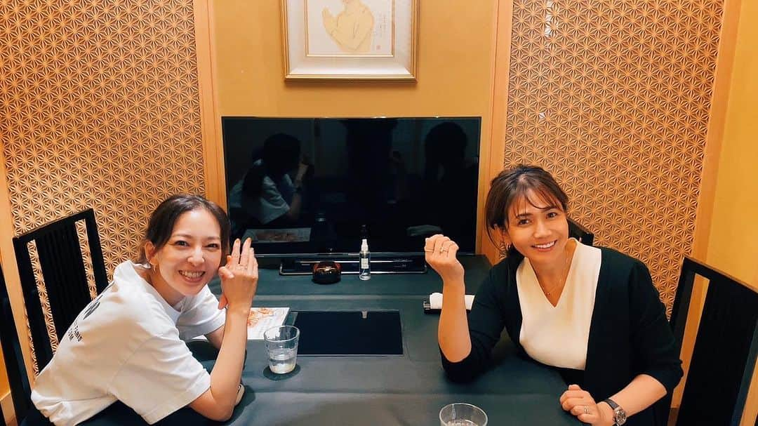 木原さとみさんのインスタグラム写真 - (木原さとみInstagram)「昨日は、穴井と金の個室で豪華ランチ！ テンション上がったり、下がったりを 楽しんで😁😁😁 お揃いのアクセサリーが増えていってます。私が真似してる説😅 可愛いネックレスと指輪が欲しかったけど、そこまではやりきれず、ネックレスのみに。 穴井は指輪を買ったから、何かの時に貸して貰う！😁 何かの時ってなんだろ？ そんな時あるか！？ #穴井夕子」11月8日 9時29分 - satop0704