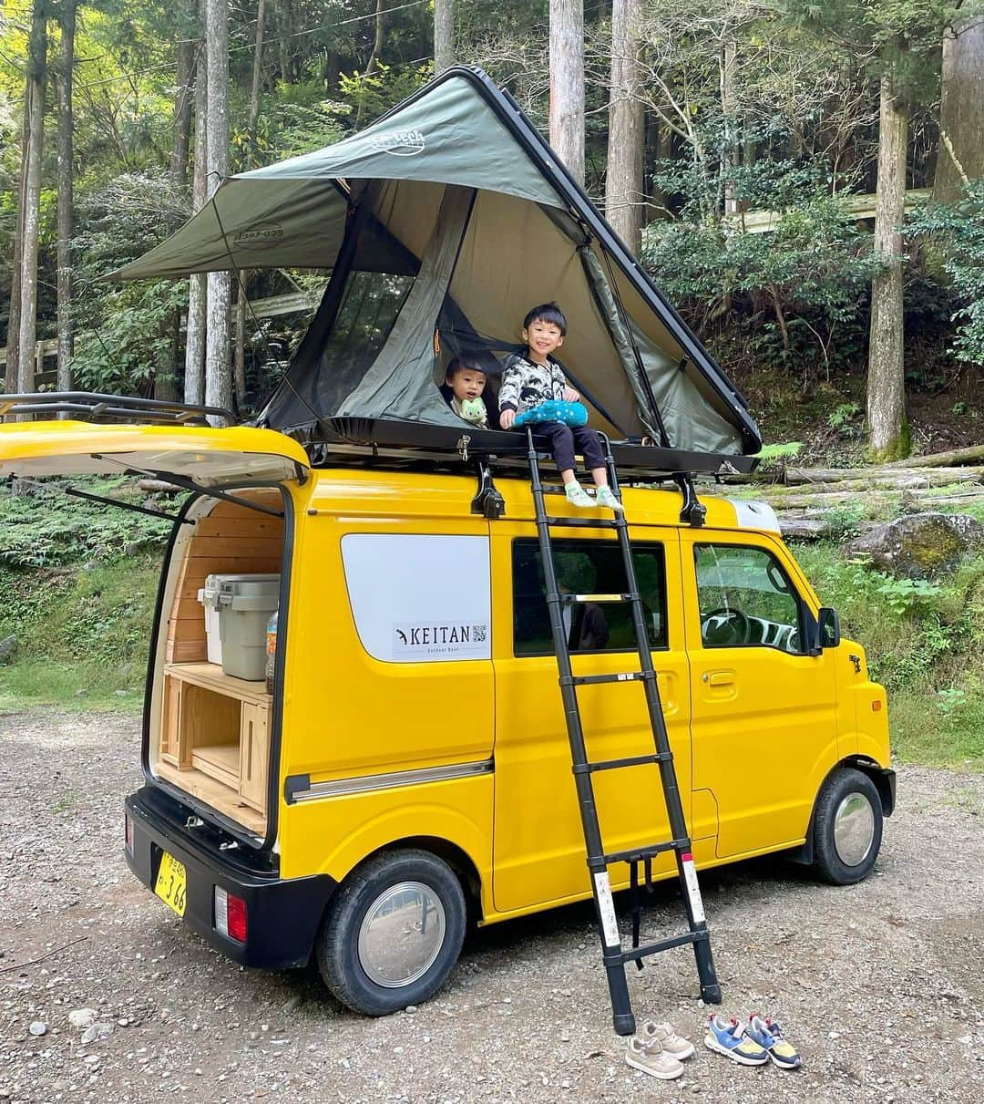 長谷川真美のインスタグラム：「#ルーフテント ⛺️ 子どもたち大喜び〜👶👦💕  キャンプ場到着してから 夜も朝もずっと登って楽しんでた🙌 楽しいよね〜💡 私も登ってゴロンとしたら すっごい気持ちよかったよ〜☺️  どんな車にも付けれるそうで 本気で欲しくなった…🤔🤔🤔 #keitan @keitan_de_ikou さんでも 販売してるそうです🚗  ルーフテントを閉じて 上にも乗れちゃうよってことで ドキドキしながら素敵な体験👍✨  @keitan_de_ikou さんのおかげで 素敵な #初キャンプ になりました〜💕  PR @keitan_de_ikou  #keitan #キャンプ好き #キャンピングカー #キャンプ用品レンタル #キャンプ初心者 #キャンプビギナー #初キャンプ #静岡キャンプ」