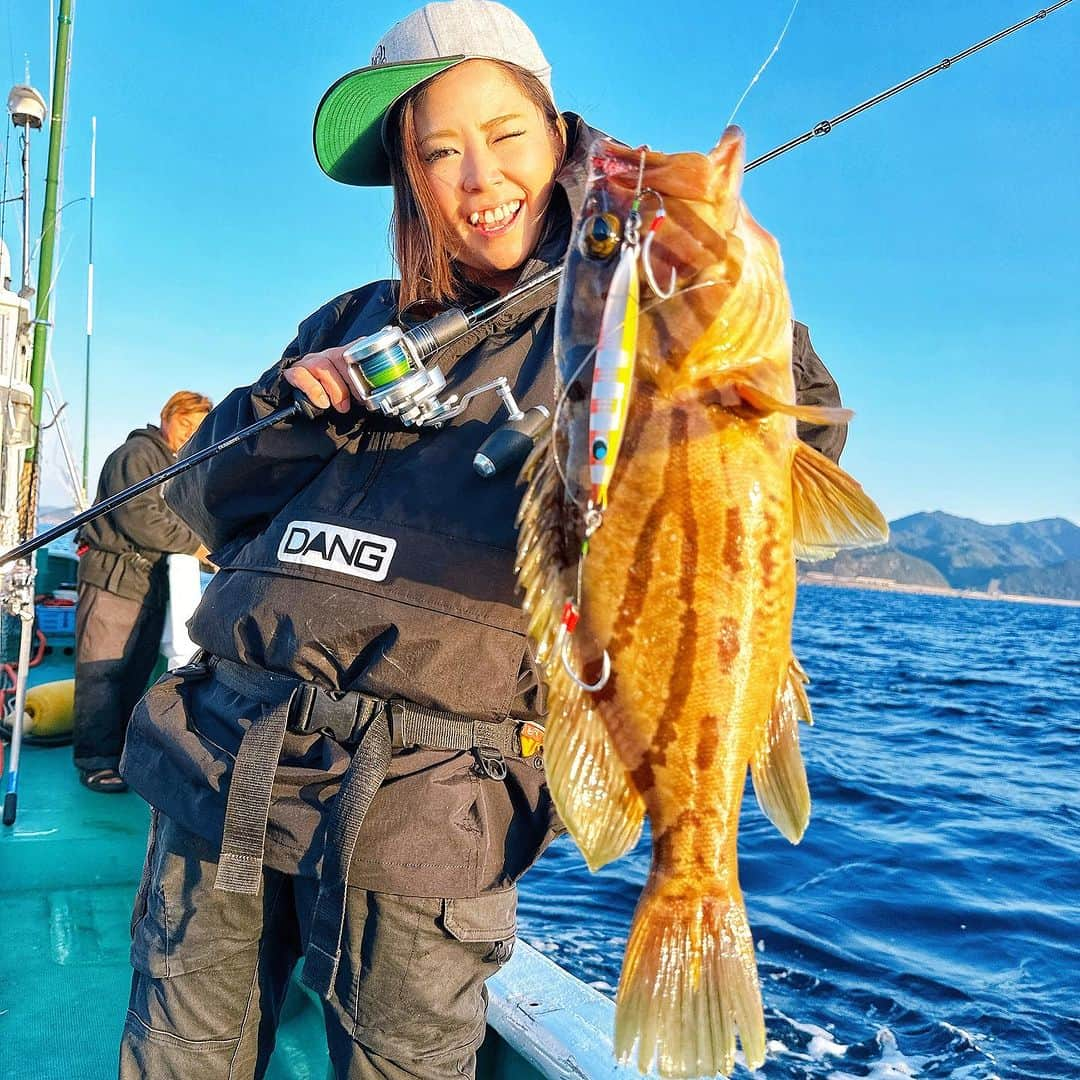 渕上万莉 のインスタグラム：「3連休1日目🌴  たなばた旅行🎋主催の ジギング大会inすさみ🎣  #大洋丸 さん #大洋丸天照 さん #松鶴丸 さん #三栄丸  さん にお世話になりました✨  天気も最高で ベテラン勢も初心者も一緒に楽しめるイベント🛥  🏆青物大賞 🏆根魚大賞 🏆その他魚種大賞 🏆珍魚大賞  豪華景品で盛り上がりました😆🌴  私は松鶴丸さんで #ホウキハタ  #ユメカサゴ と極小エソが釣れました😆❣️  釣りの後は隣のビーチでBBQ🍖 ここホンマに良いところやなぁ🌴✨  船長、協賛メーカーさん、参加者の皆様 ありがとうございました😆🙏🏽🎋  ■2023.11.3 和歌山県すさみ町 ジギング便  #ジギング #すさみ #釣り #釣り大会 #たなばた旅行 #fishing #jigging #uroco #ウロコジグ #xbraid  #フッチー #渕上万莉」