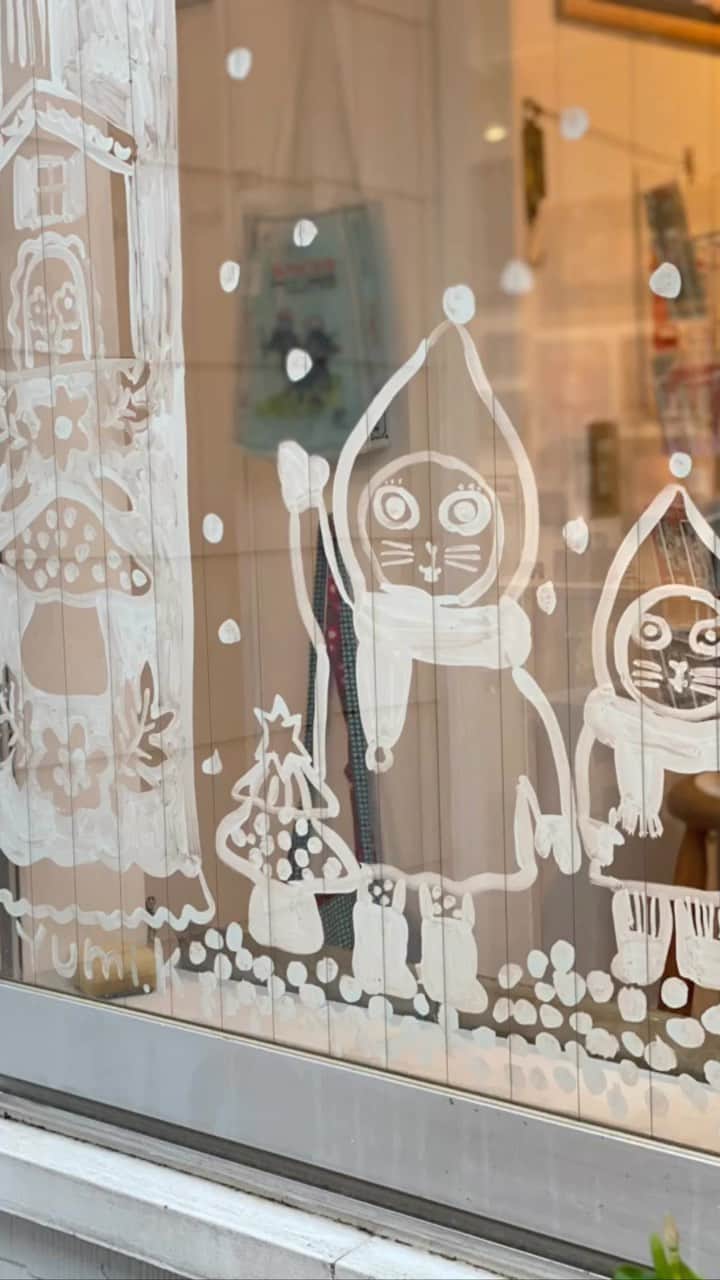 北岸由美のインスタグラム：「ギャラリー・ドゥー・ディマンシュのお店の窓へのウィンドウペイントが完成しました！ #yumikitagishi #galeriedouxdimanche #windowpainting #windowart」