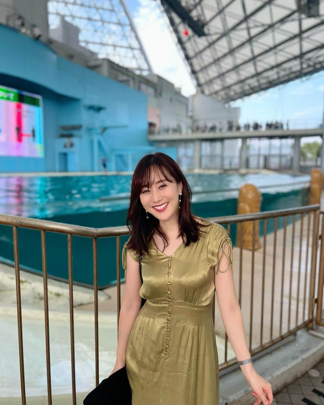 村上麻衣さんのインスタグラム写真 - (村上麻衣Instagram)「11月だと言うのに暖かい☀️  なのでイルカのショー🐬 載せさせてください！笑  イルカショーなんて10数年ぶりで 「どうなのかなぁそれ楽しいのかなぁ」 なんて思いながら見に行きましたら、  3枚目⇦アシカ出てきた時点で テンション爆上がりしました😂 想像以上に大きいわ！  4枚目⇦前列でちゃんと水かぶってきましたよ👌  イルカってあんなに高く飛べるんですね✨ 可愛くてそしてなんて頭が良いのかしら〜 と感動した1日でした。  ちなみに真夏ではないです、10月に行ってます。  #イルカショー#イルカ#水族館 #八景島シーパラダイス」11月8日 9時38分 - maimaisue