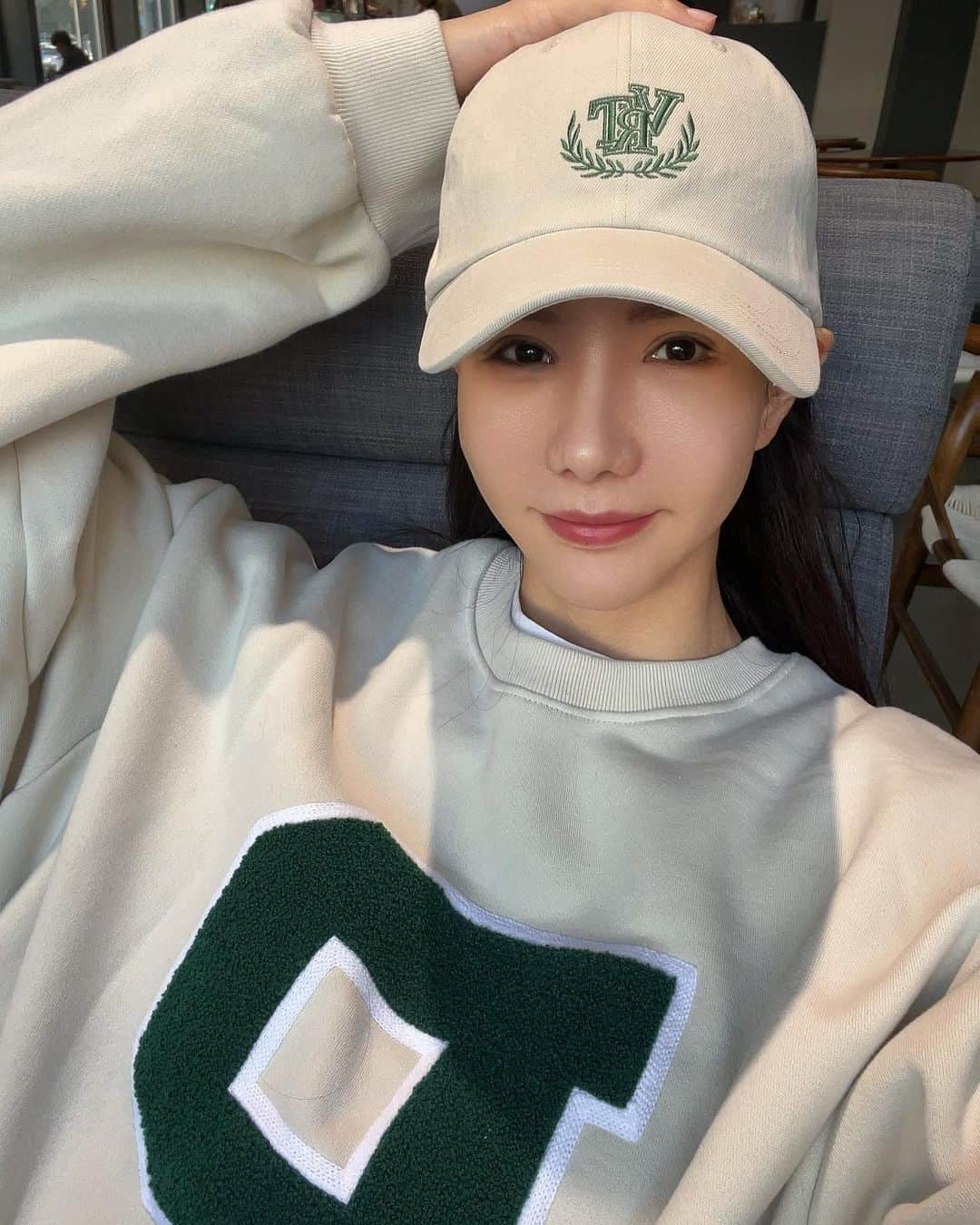 ジョンアのインスタグラム：「베루툼브랜드는 정국,유재석,손흥민, 김태희,김혜수,지창욱,엑소 등등.그리고 정창영💙 사실 너무 많은 연예인분들이 착용하셔서 전부 다 얘기드리기도 힘들정도예요~! 저 또한 요즘 빠져있는 브랜드이기도 하구요~  모자는 사실 한번 사면 오래쓰는 아이템인데요! 첫째 핏이 젤 중요‼️그리고 브랜드 디자인 이렇게 보는거 같아요~ 모든걸 다 만족시켜주기도 하면서 다른 브랜드에 비해  캐주얼하지만 고급스러움이 있어서 너무 좋은거  같아요😍 이제 내일이면 마지막 날이예요~! 색상고민 질문 많이 주시는데 사실 4가지 전부 부담없는 컬러라서 가지고 있는 의상들 컬러한번 보시고 자주 쓸수있는 컬러로 선택해주세요✔️ 이제 고민은 배송만 늦어질뿐😁히힛」