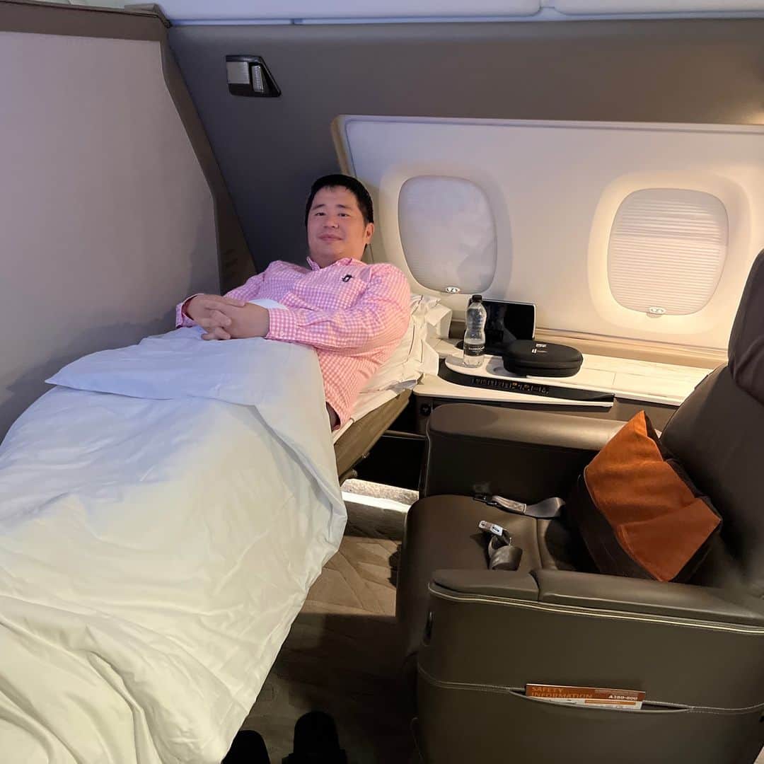 おのだのインスタグラム：「どうも、おのだです。  今回は、シンガポール航空のスイートに乗ってきました。 スイートの座席があるA380が成田に就航再開して、すごく嬉しいです！  70万円もする座席です✨シンガポール航空の12万マイルでも乗ることができます。  シンガポール航空のスタッフは、フレンドリーかつ親切で、好きな航空会社の一つです🌟  #シンガポール航空  #シンガポール航空スイート」