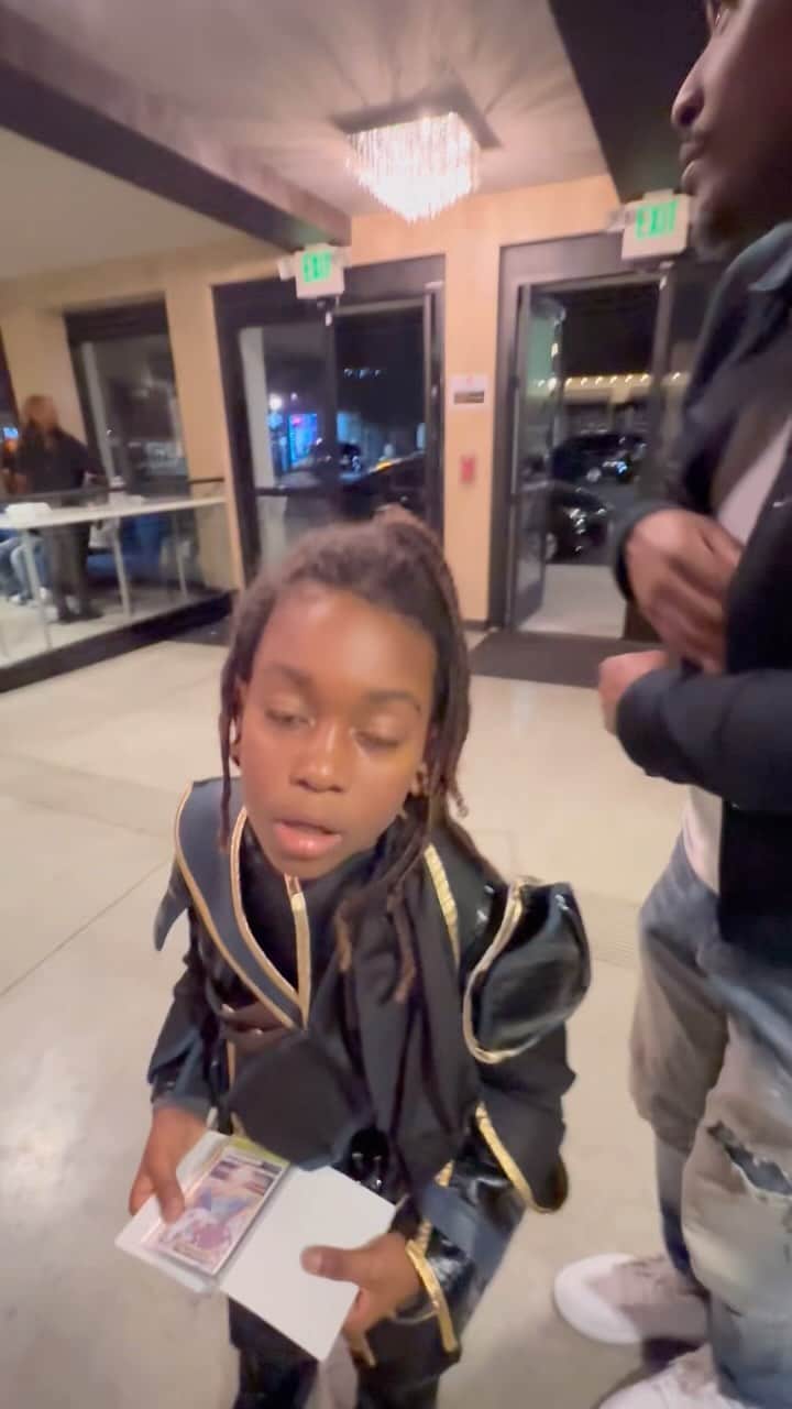 エリカ・キャンベルのインスタグラム：「My nephew DeShay @itsme_peanutbutter said I CAN DO IT TOO KIRK!! 🤣🤣🤣 @kirkfranklin  #raindowntheglory or whatever Kirk said!!! #raindownonme  shout out to his supportive uncles! @warryncampbell @teddycampbellband」