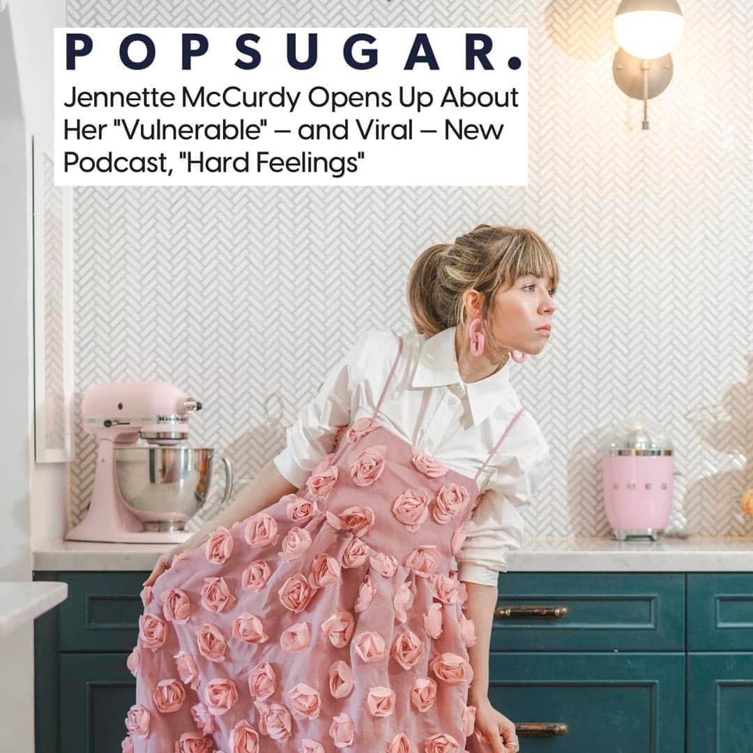 ジェネット・マッカーディのインスタグラム：「thank you @popsugar and the brilliant eden arielle gordon for her thoughtful piece on my new podcast hard feelings.   also re the podcast, a new episode dropped today…. 😬」