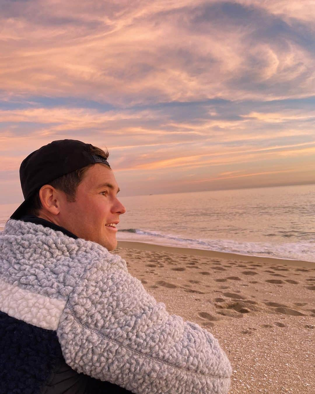 クロエ・ブリッジスさんのインスタグラム写真 - (クロエ・ブリッジスInstagram)「Happy birthday to this avid watcher of sunsets @adamdevine. Feels like yesterday we were celebrating your 31st and now it’s your 40th and I love you more everyday」11月8日 9時55分 - chloebridges