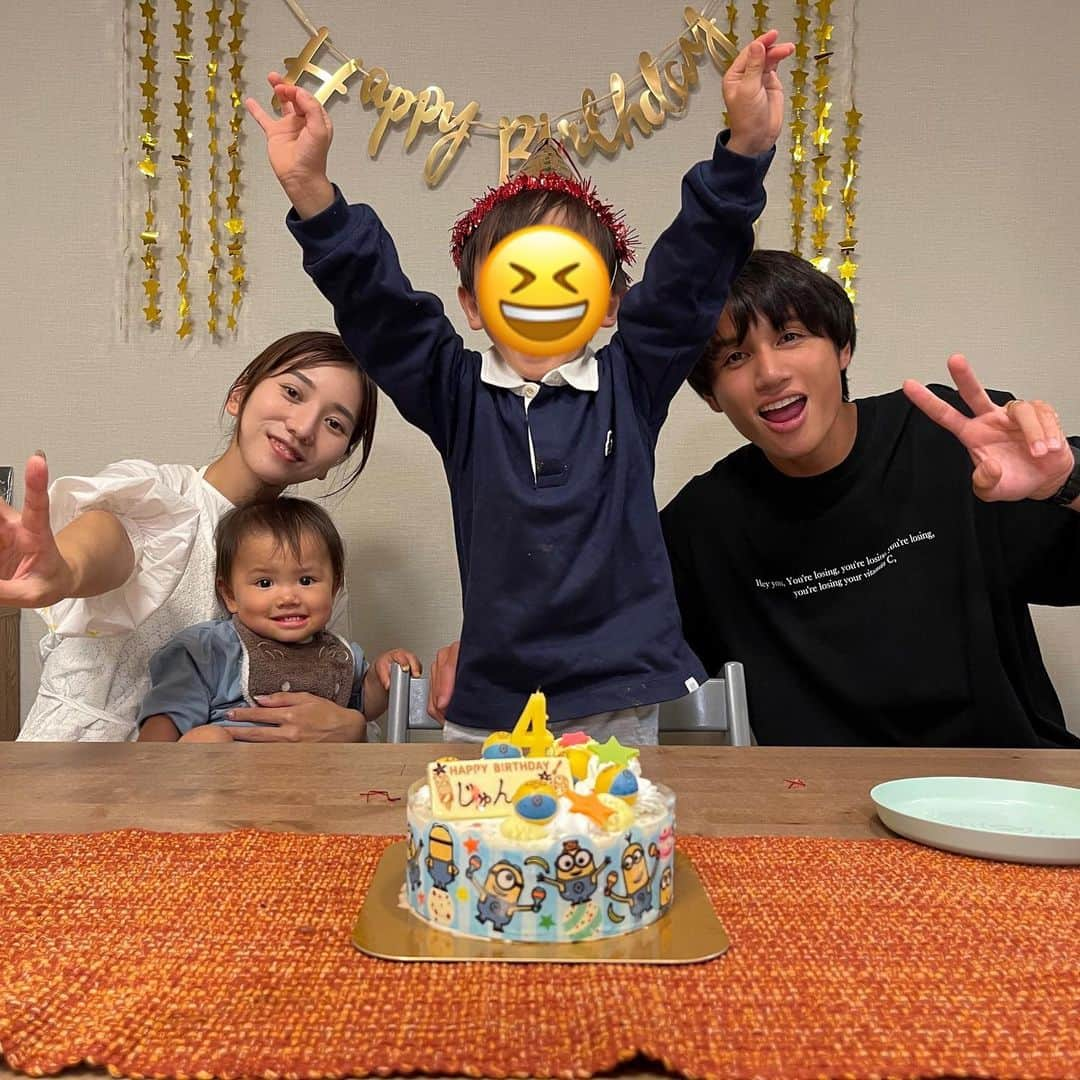 高城亜樹さんのインスタグラム写真 - (高城亜樹Instagram)「長男が4歳のお誕生日を迎えました🎂❤️ いつも元気いっぱいで、 最近はパパのサッカーチームが大好きで 毎日清水エスパルスのお話をしているね☺️ (いつも息子に優しく声をかけてくださる チームの皆様ありがとうございます😊)  自分の夢を話してくれたり お友達のお話をしてくれるようになって 日々成長を感じます💐  これからも元気いっぱいで！ 生まれて来てくれてありがとう💗  そして、4歳を迎えた このタイミングで顔出しを終了します👶 お顔は隠すけど、SNSに登場すると思うので 成長を温かく見守ってくださると嬉しいです！ . #4歳 #お誕生日おめでとう」11月8日 9時53分 - akiii_takajo