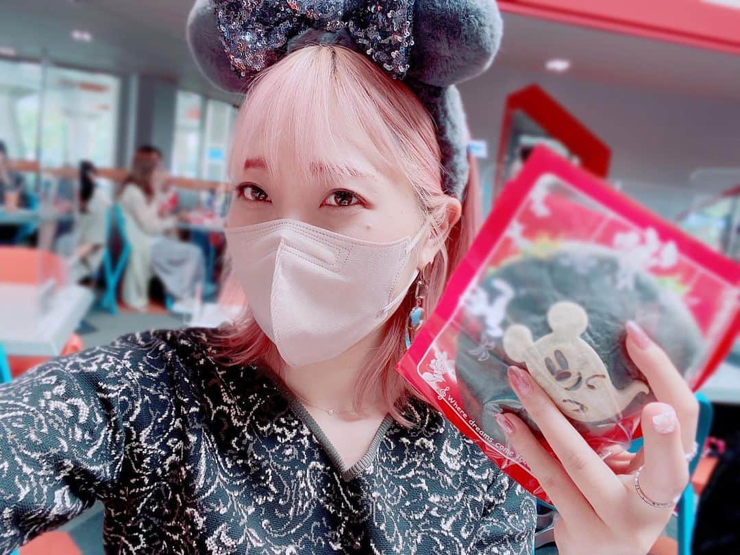 ぴゃんみつのインスタグラム：「もしかして今年1回もディズニー行ってないのでは！！！！！！！！！！ しんじゃう！！！！！！！！！！！  #disneyland #tokyodisneyland」