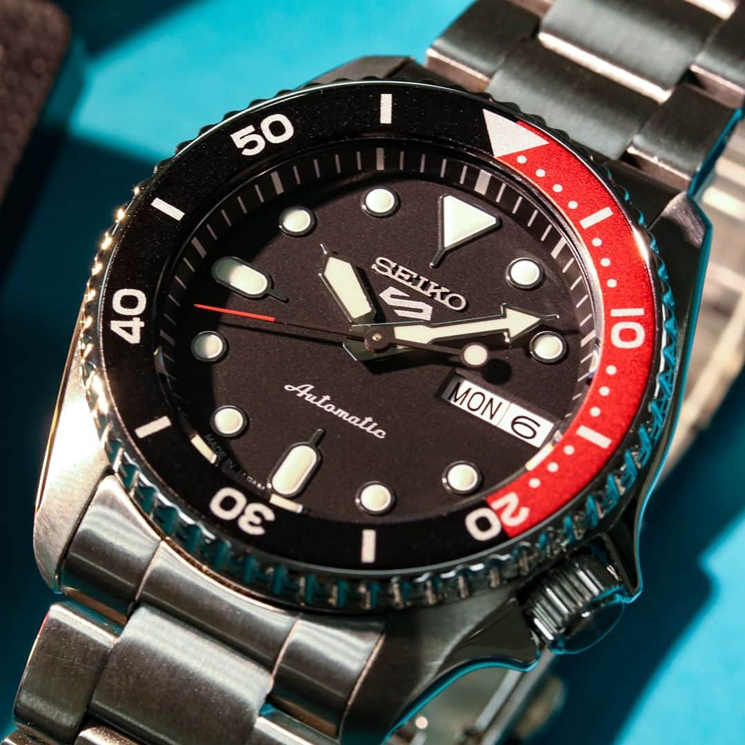 TiCTACさんのインスタグラム写真 - (TiCTACInstagram)「【セイコー 5 スポーツ】SKX Mid-sizeから、チックタックだけの特注カラーが登場！ 「コーク」🥤の愛称で親しまれる、伝統的なレッドとブラックのツートーンベゼル。落ち着いた印象でオンオフ問わず使える1本です。  90年代から爆発的な人気を誇った「SKX」シリーズのデザインを継承した5スポーツの「SKX Style」シリーズ。  コンパクトなサイズ感でさらにフィット感が増した、使いまわしがし易いミッドサイズを展開することでEDC（EveryDay Carry）を体現。ダイヤルレイアウトは、実用性に優れたオーソドックスなスポーツウオッチのデザインを採用しています。  item SBSA249 price ¥41,800 tax in  12/8発売、チックタック系列店・オンラインストアにてご予約受付中🧺  ■ご購入特典について 本商品をご購入いただいた方には「セイコー 5スポーツ 55周年記念オリジナルステッカー」をプレゼントいたします！  #SEIKO #SEIKO5sports #セイコー #SKX #コーク #コークベゼル #rolex #セイコー5スポーツ #ロレックス #GMT #cokebezel #coke #cokecola #watch #watches #watchlover #watchcollector #diverswatch #時計好きな人と繋がりたい #腕時計好きと繋がりたい #腕時計好き #手元くら部 #腕時計 #sbsa249」11月8日 15時21分 - tictac_press