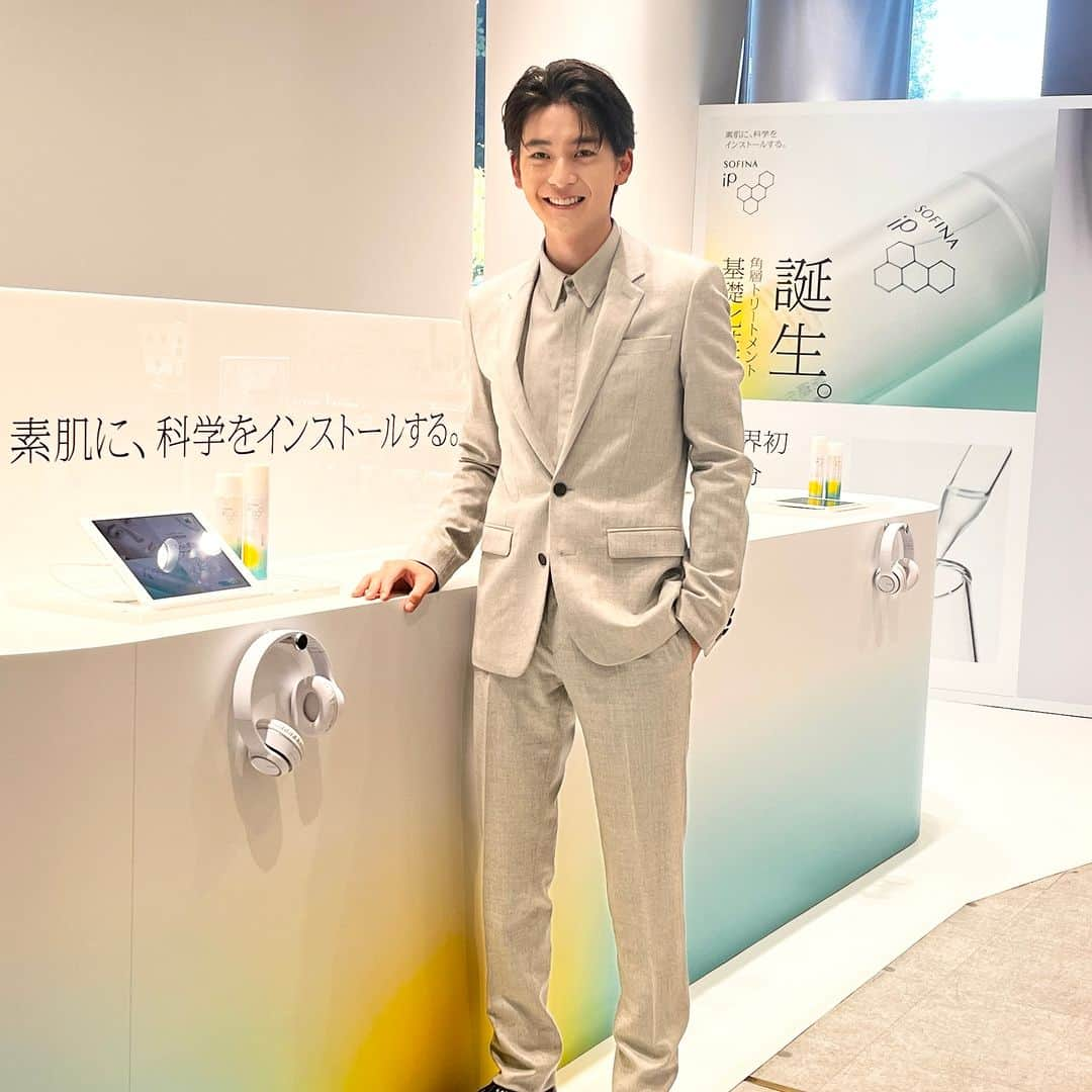 MAQUIA ONLINEさんのインスタグラム写真 - (MAQUIA ONLINEInstagram)「#高橋文哉 さん「SOFINA iP」のブランドパーソンに！ 現在放送中のTBS系金曜ドラマ「フェルマーの料理」ではW主演。俳優 #高橋文哉 さんが本日より「SOFINA iP」のブランドパーソンに就任しました♡　 丁寧にお手入れされ“細胞レベル”に整った、つるっつるのお肌の持ち主✨ 広告ビジュアルの透明感ときたら…！！  「SOFINA iP」といえば、リニューアル発売されたばかりの土台美容液が話題ですよね。 高橋さんの就任を記念して、＠cosmeTOKYO（原宿）では、高橋さんのナビゲーションを聞きながら商品を体感できるポップアップイベントを本日11月8日（水）〜11月14日（火）まで開催！ 声優としても活動する高橋さんのイケボにうっとりしながら、リブランディングしたSOFINA iPの商品や技術を学べるスペシャルコンテンツを楽しめます！  ＊SOFINA iP ベースケア セラム〈土台美容液〉 90g ￥5500（編集部調べ）　11月4日新発売  ＊SOFINA iP 角層トリートメント 基礎化粧液 160mL ￥2420（編集部調べ）　11月4日新発売  #sofinaip #sofina #花王 #kao #フェルマーの料理 #スキンケア #炭酸美容 #炭酸ケア #炭酸美容液 #アットコスメ #ソフィーナiP #原宿 #イケボ #声優 #アットコスメ #アットコスメ東京  #maquia #マキア　WEB編集S」11月8日 15時22分 - maquia.magazine