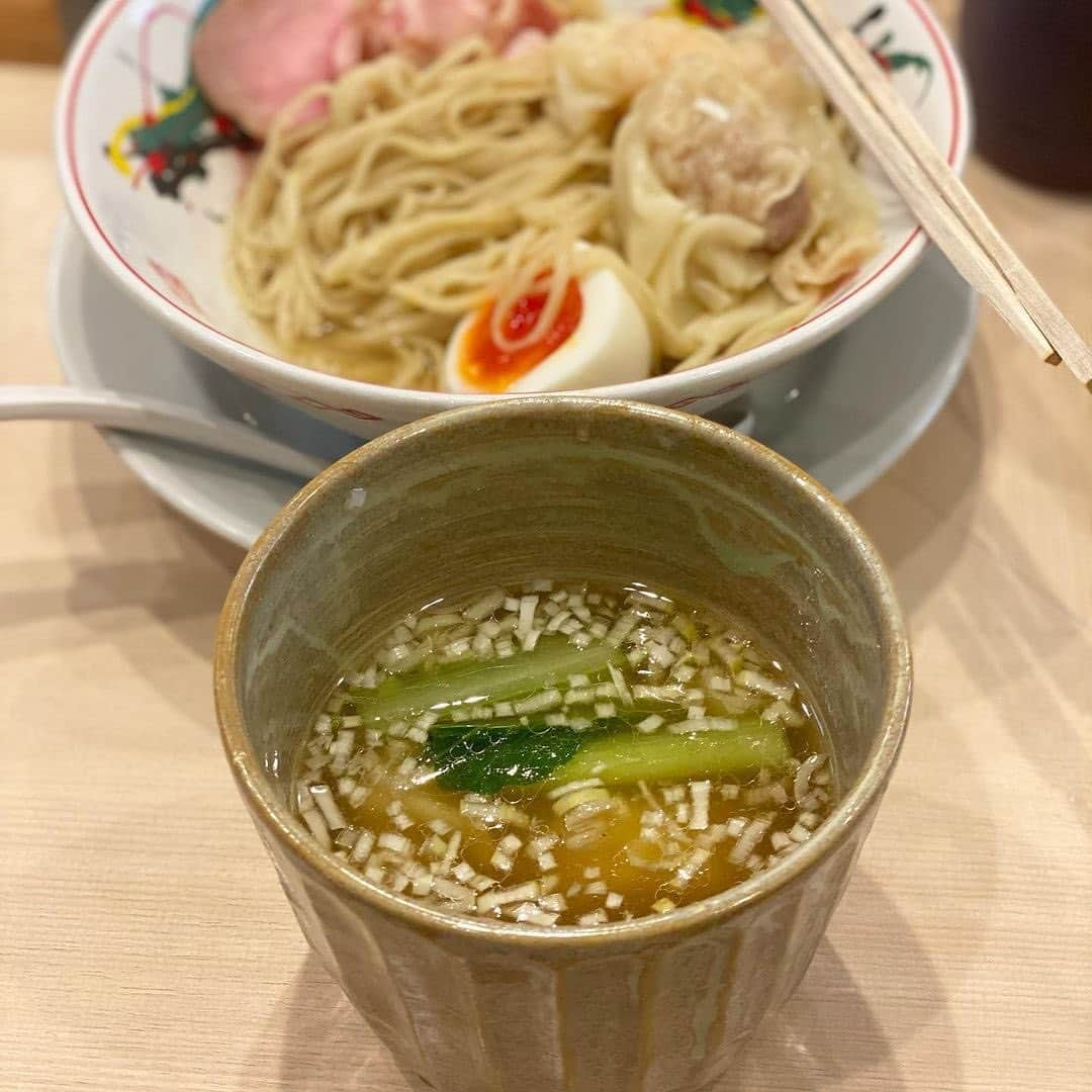 RETRIP<リトリップ>グルメさんのインスタグラム写真 - (RETRIP<リトリップ>グルメInstagram)「【RETRIP×小川町🍜】 こちらは、東京・小川町にある「つけめん 金龍」です。こちらのお店の看板メニュー「鰹昆布水つけめん」は、麺そのままでも食べられるほどの美味しさ。まずは麺だけで、次は藻塩と、そして最後は魚介の旨味が凝縮したつけ汁でいただきます。洗練された出汁の香りと、こだわりの素材の旨みを堪能してみてくださいね✨  [スポット情報] 📍住所：東京都千代田区神田司町２丁目１５−１６ サトウビル 1階 🚃最寄り駅：小川町駅より徒歩3分 🕐営業時間：11:00〜15:00、17:00〜21:00 🗓定休日：不定休 📝予約：不可 💰支払い：現金のみ  ※投稿時の情報となります  ・  Photo by @naoki_soeda ______________________________  全国で話題のスイーツを紹介しているアカウントです！ 他の投稿はこちらから！ >> @retrip_gourmet  ______________________________  RETRIPでは「おでかけ」に関する様々な情報を発信しています。ぜひ他のアカウントもチェックしてくださいね！ . @retrip_news 最新のおでかけ情報を紹介 @retrip_nippon 日本の絶景を紹介 @retrip_global 海外の絶景を紹介 @retrip_gourmet 全国の話題のグルメを紹介 @retrip_cafe 全国のおしゃれなカフェを紹介 . ▼RETRIP[リトリップ]のアプリ 最新情報をまとめてご覧になりたい方には『RETRIPアプリ』がおすすめ！明日のお出かけにすぐ活かせるアイディアが盛りだくさんです✨プロフィールのURLからダウンロードできますので、ぜひご利用ください。 .  ______________________________  #retrip #リトリップ #retrip_groumet #retrip_cafe #国内グルメ #東京グルメ #国内カフェ #東京カフェ #グルメ日記 #飯テロ #食べ歩き #groumetstagram #japanesefood #カフェ #スイーツ #カフェ巡り #かふぇすたぐらむ #スイーツ好きと繋がりたい #instafood #小川町 #淡路町 #小川町グルメ #淡路町グルメ #秋葉原 #秋葉原グルメ #金龍 #つけめん金龍 #つけめん #ラーメン」11月9日 20時00分 - retrip_gourmet